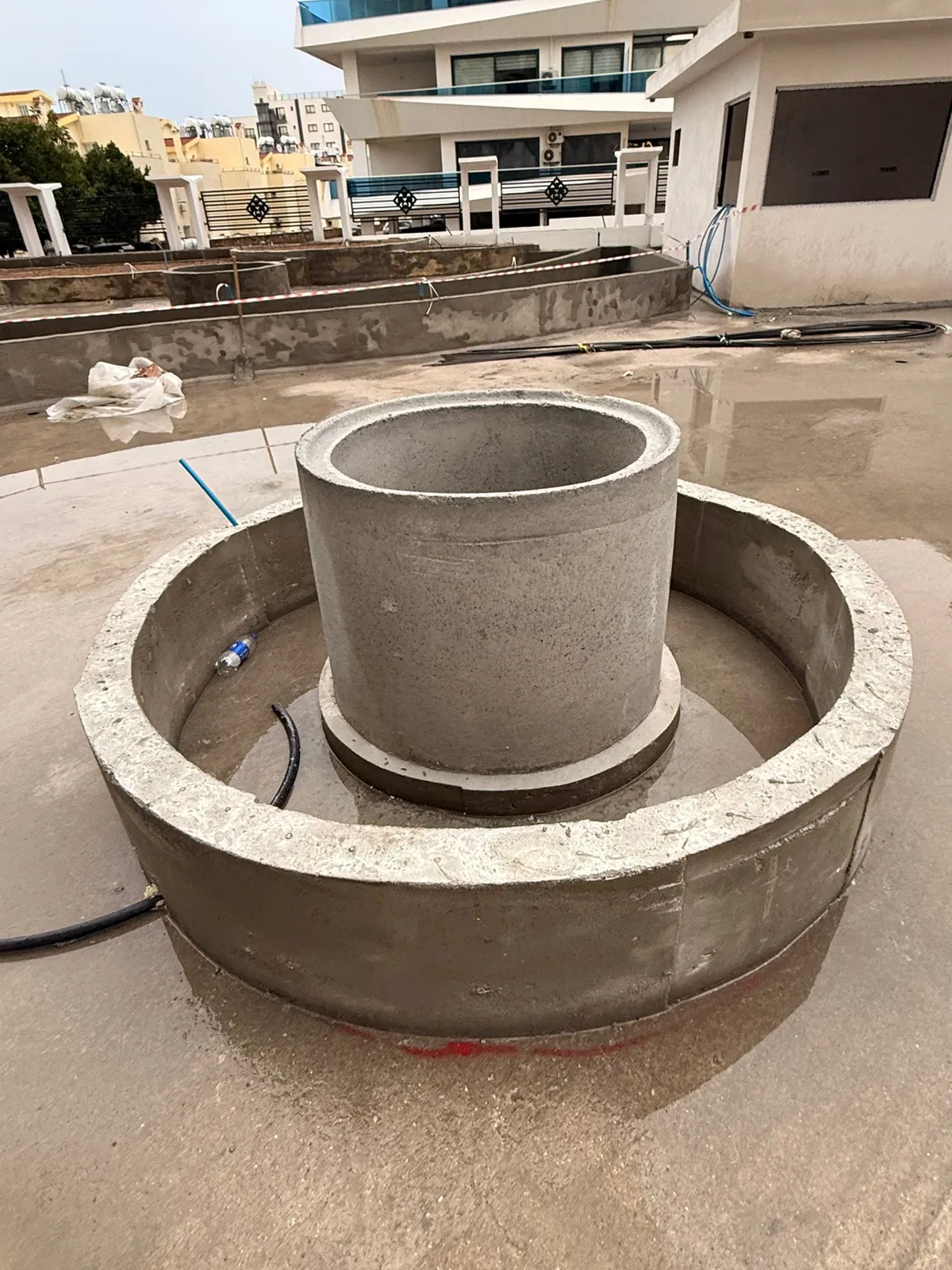 AKACAN Premium süs havuzunun dairesel beton gövdesi ve merkezî silindiri