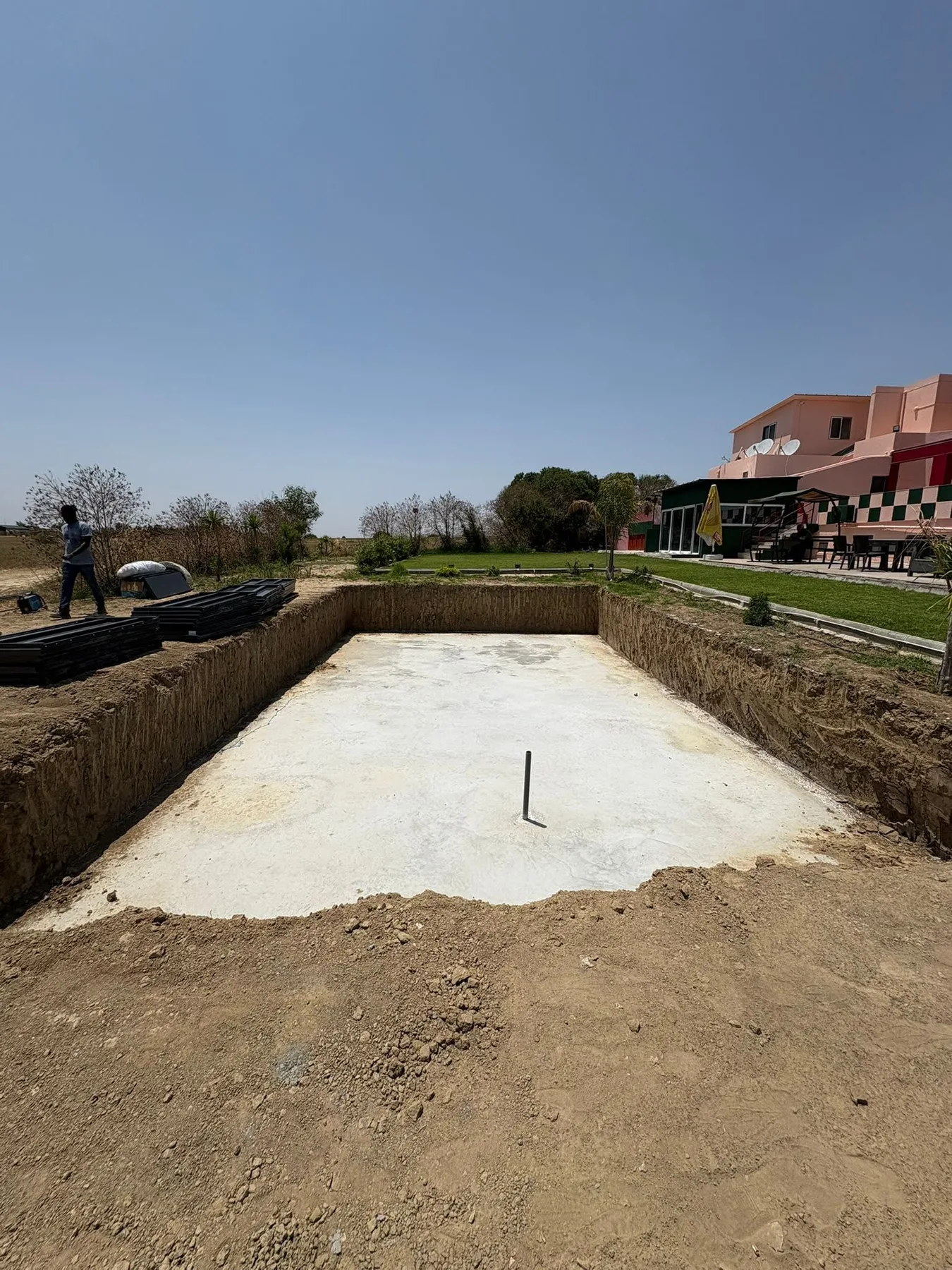 Alayköy’de havuz kazısı ve beton taban hazırlığı
