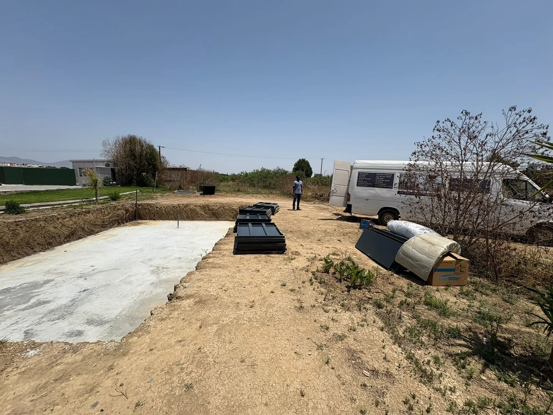 Alayköy panel liner havuz projesi için sahaya getirilen malzemeler