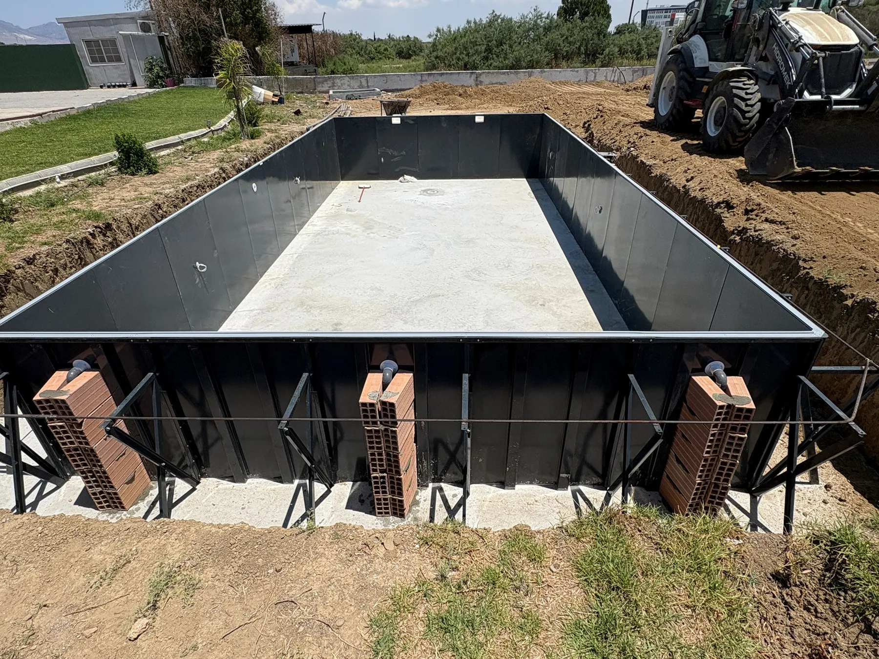 Alayköy panel havuz gövdesinin geniş açıdan görünümü