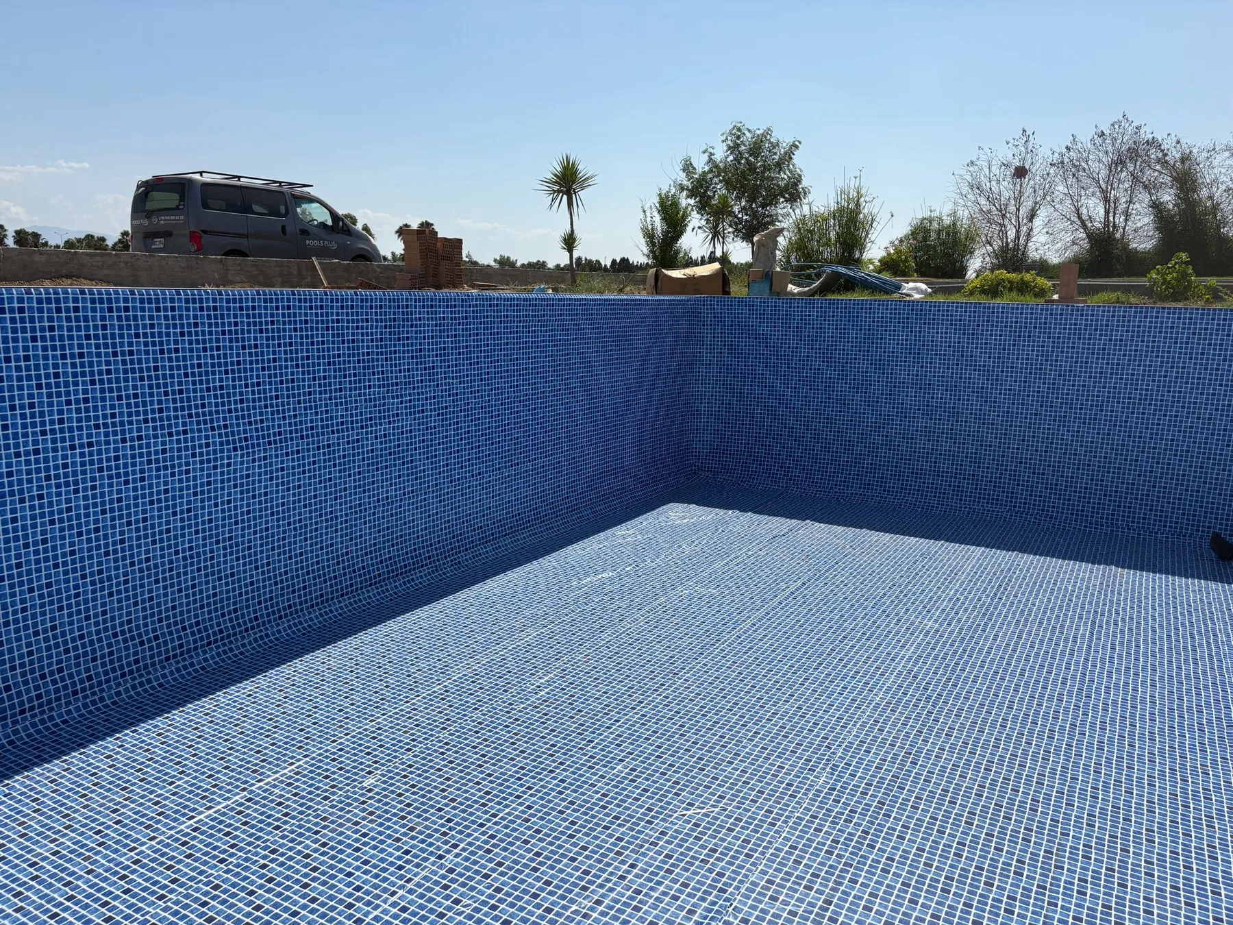 Panel liner havuzun mavi desenli liner ile kaplanmış iç yüzeyi