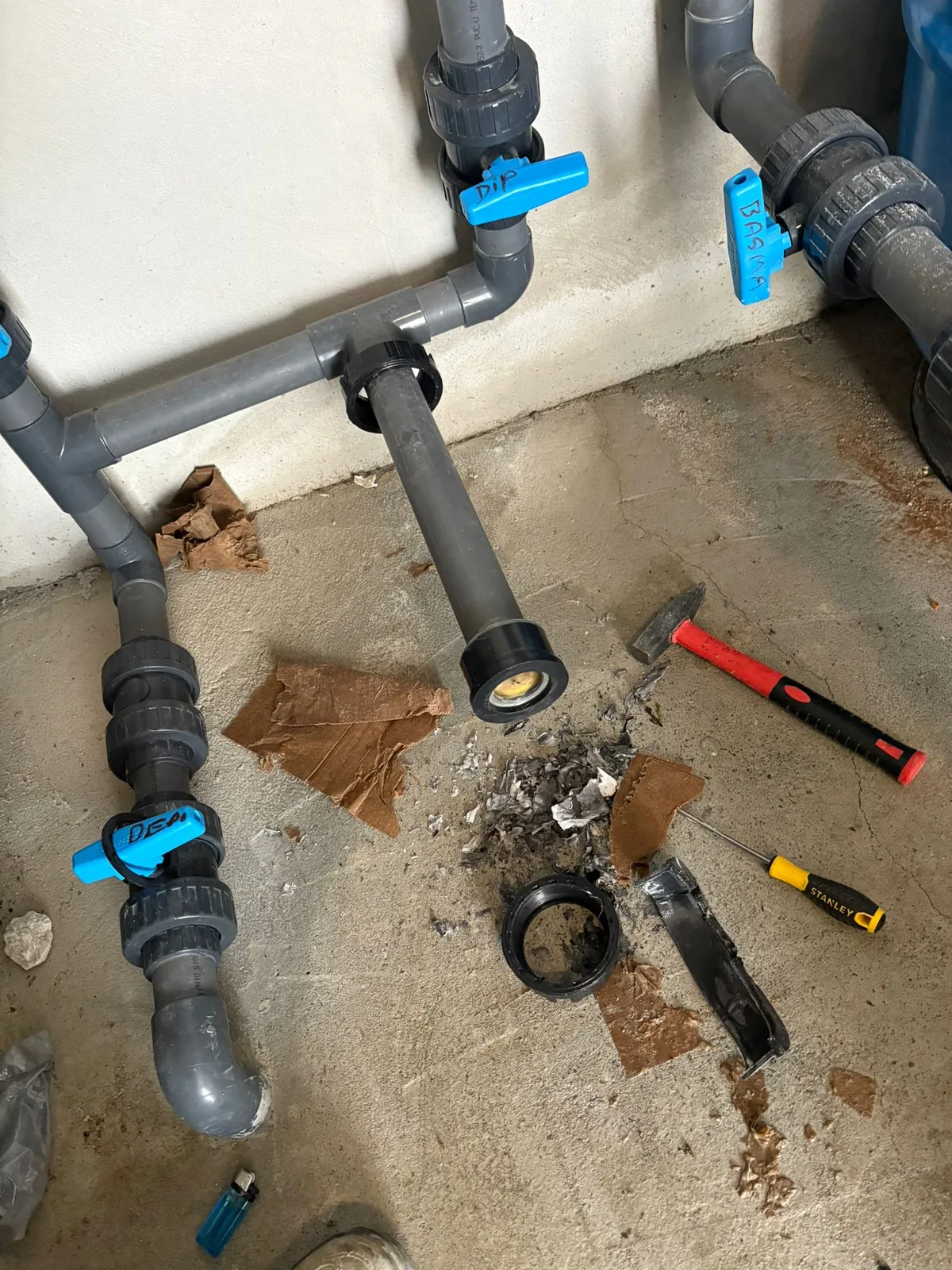 Alayköy’de havuz pompası ve makine dairesindeki boru bağlantıları