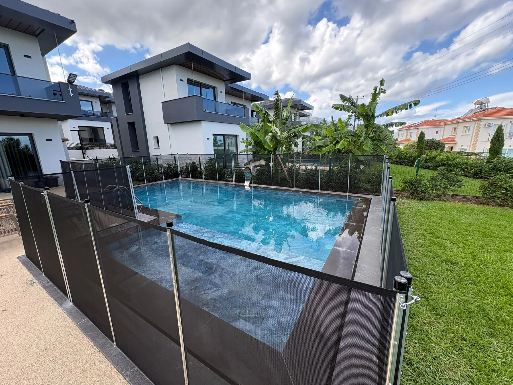 Fertiggestellte Netz-Sicherheitsbarriere um einen Pool in Alsancak