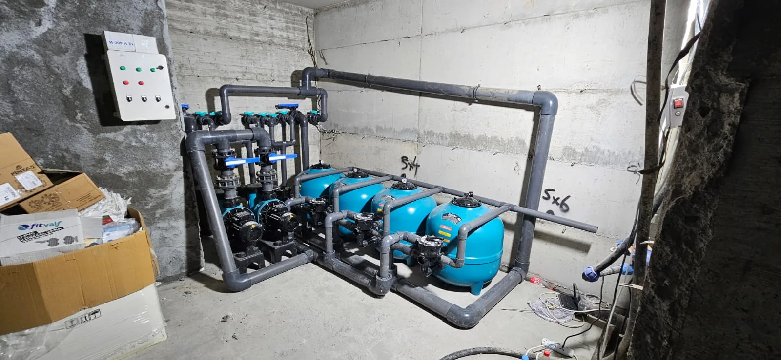 Sun Prime ortak havuzunun makine dairesinde filtre tankları ve boru bağlantıları