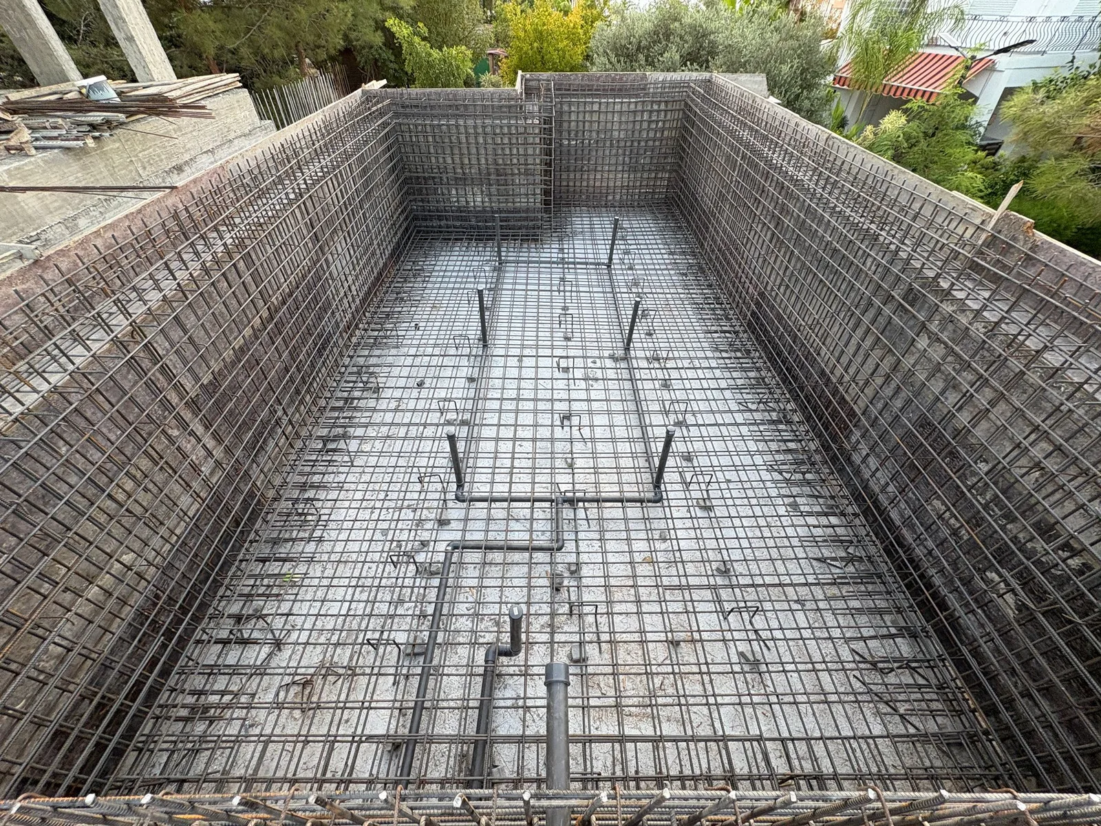 Çatalköy’de betonarme havuz tabanında ve duvarlarında donatı hazırlığı