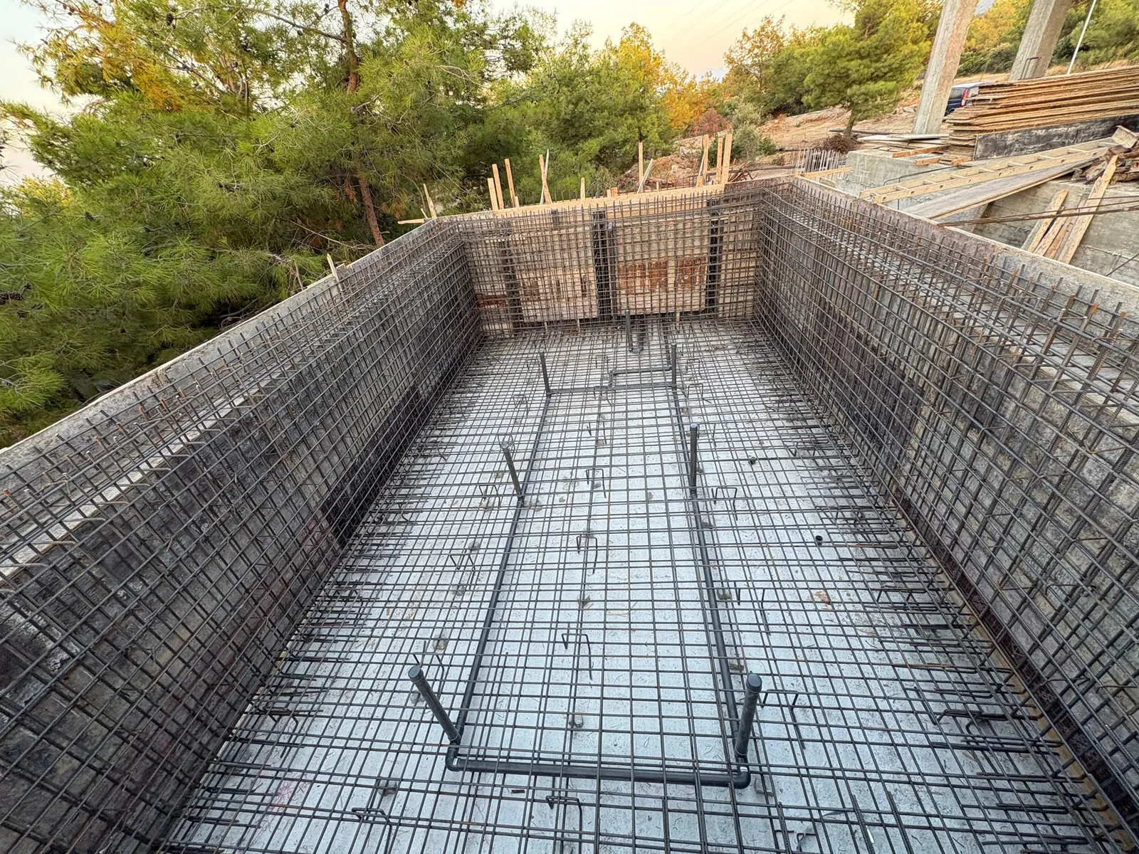 Betonarme havuz tabanında donatı ve boru geçişleri