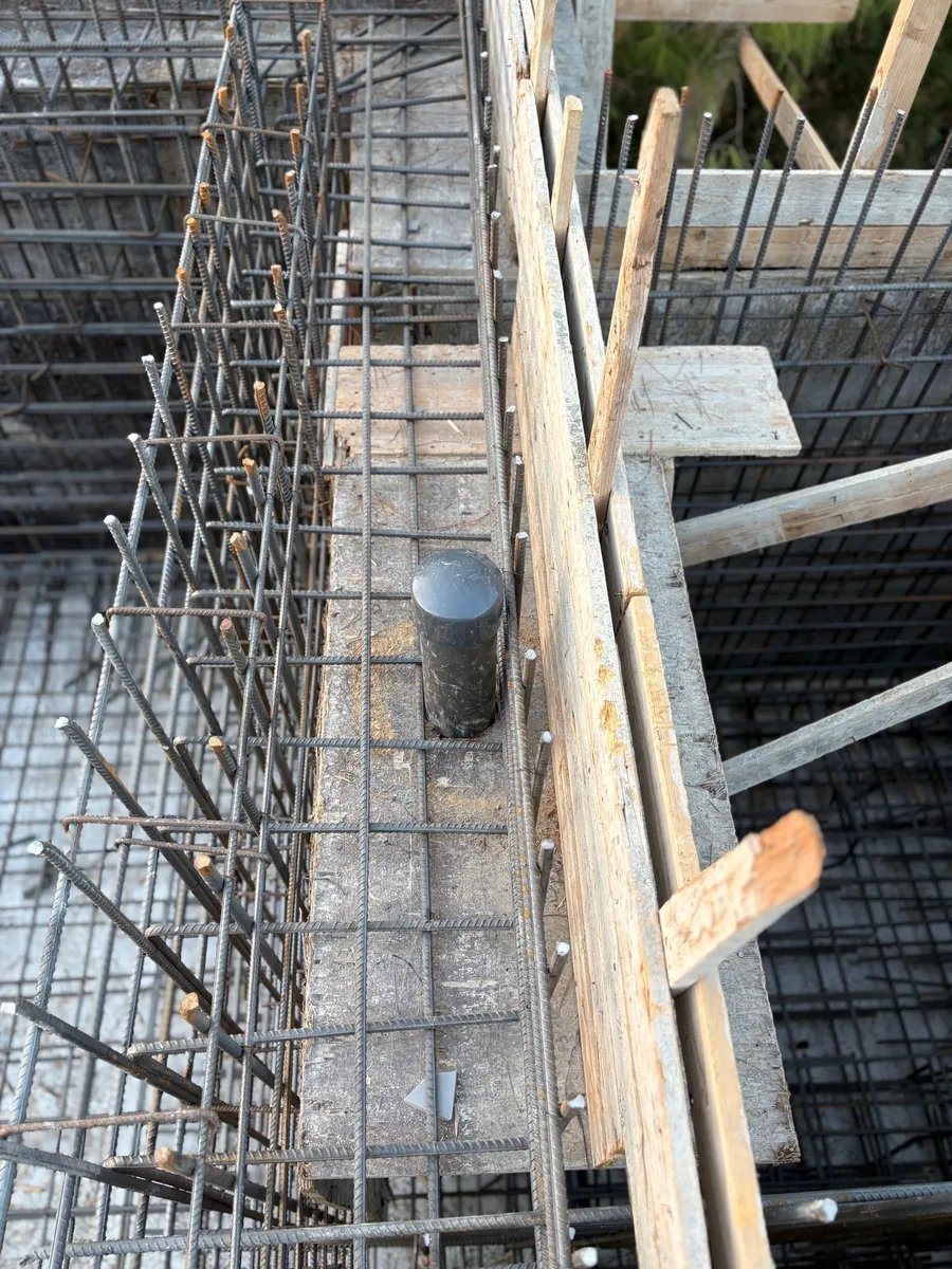 Betonarme havuz duvarındaki donatı ve kalıp hazırlığı
