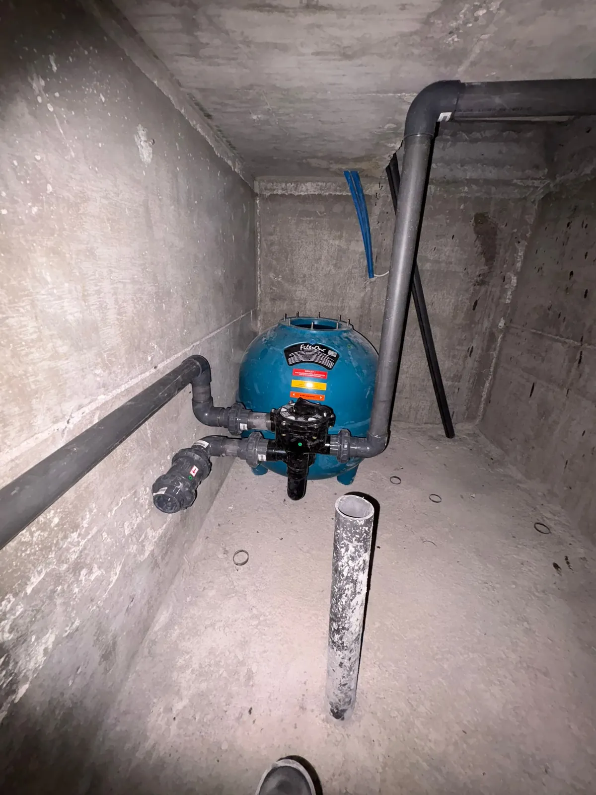 Çatalköy havuz makine dairesinde filtre tankı ve boru bağlantıları