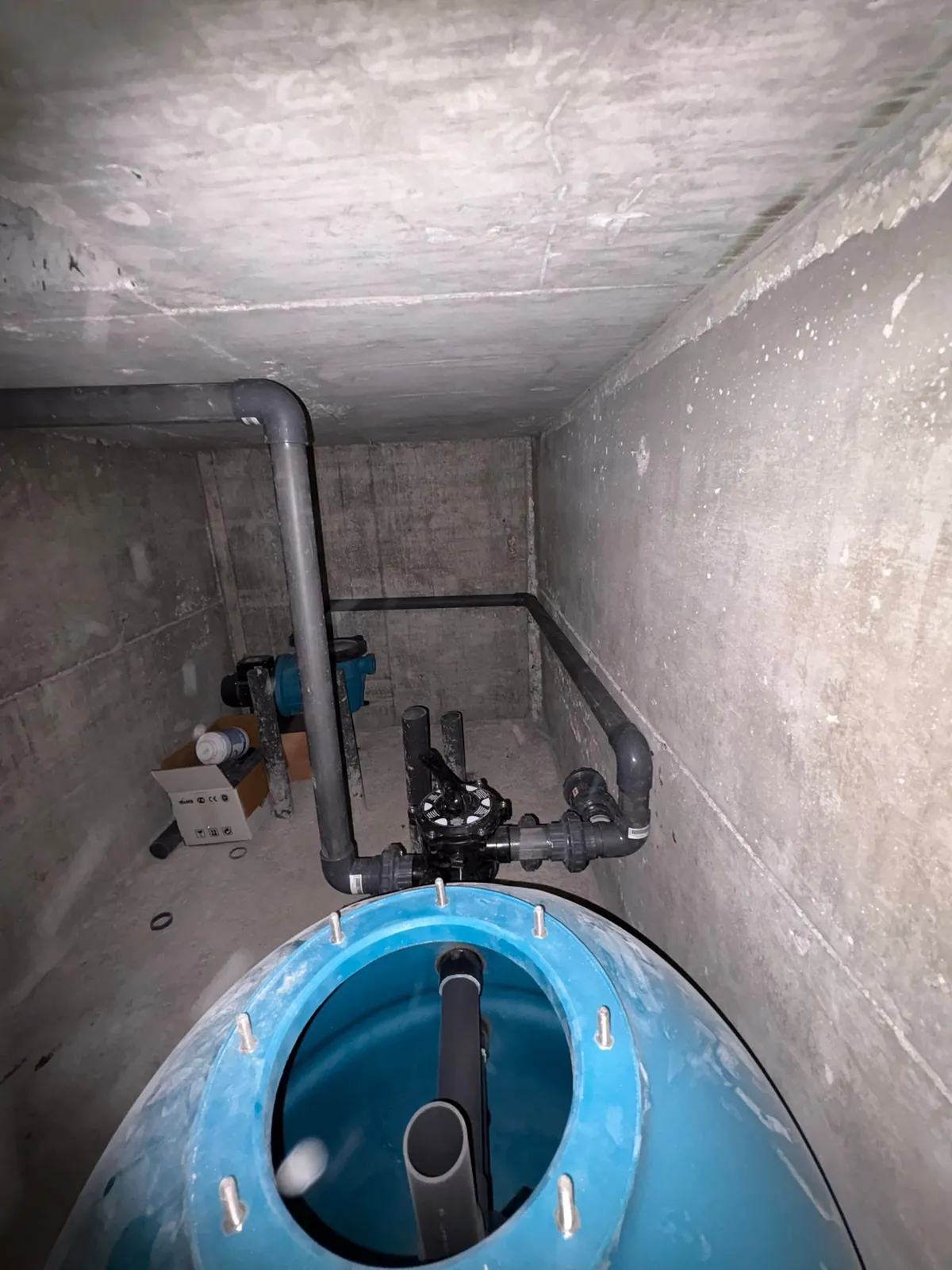 Filtre tankı ve bağlantı borularının üstten görünümü