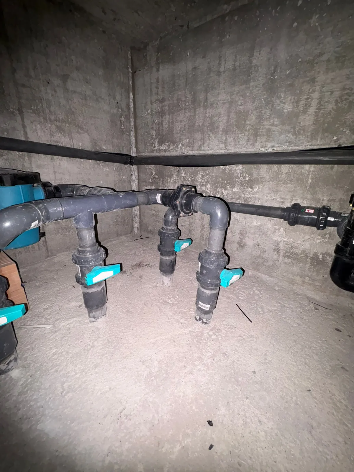 Makine dairesinde havuz pompası ve çok yollu vana