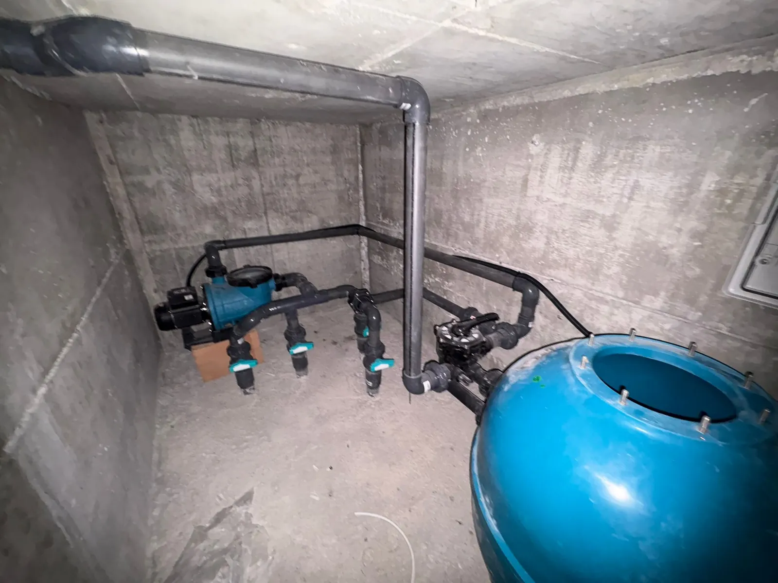 Çatalköy havuz tesisatında filtre tankı ile boru bağlantıları