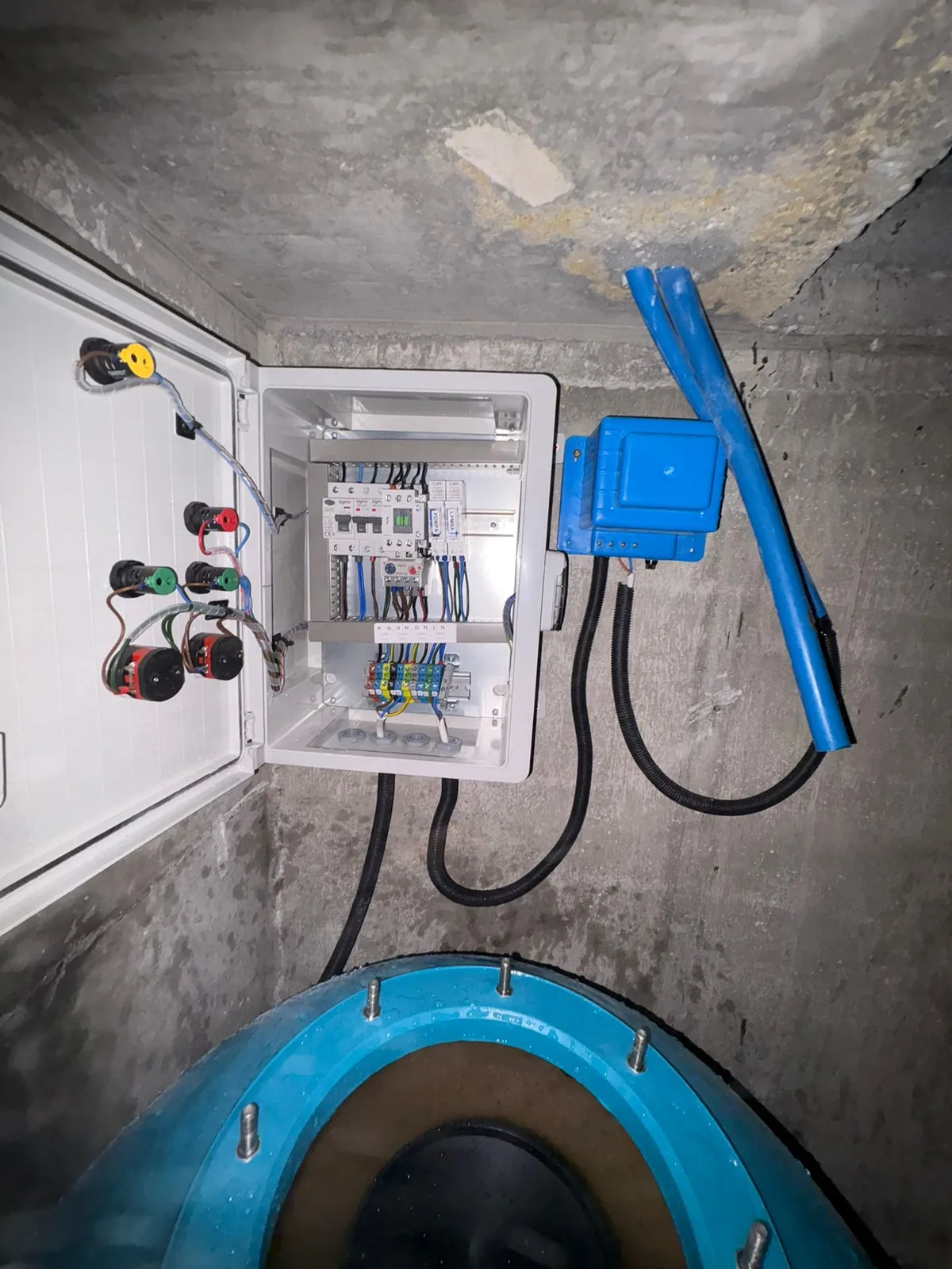 Kontrol panosu ve makine dairesindeki ekipman
