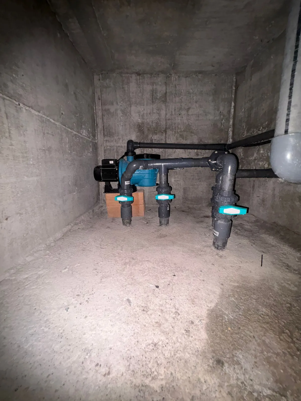 Çatalköy havuz makine dairesindeki ekipman ve tesisatın genel görünümü