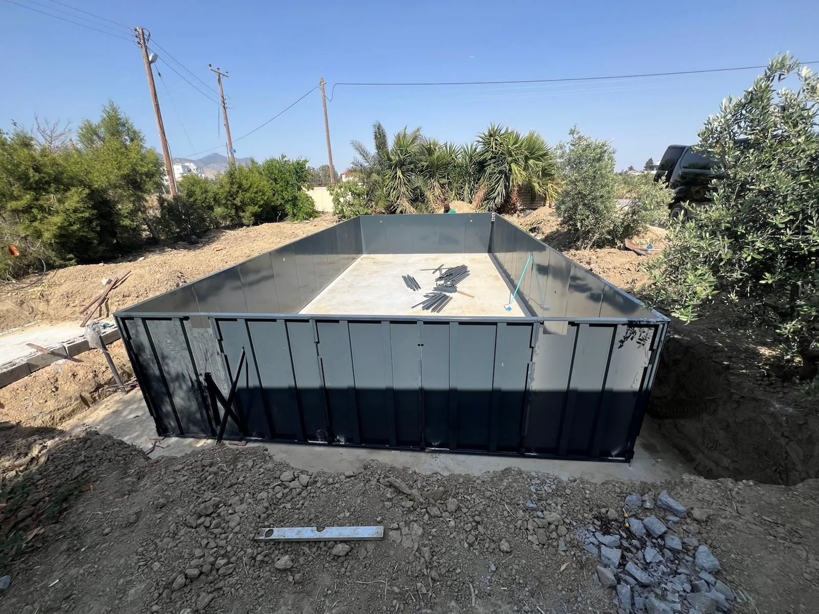 Panel liner havuz gövdesinin karşı uçtan görünümü
