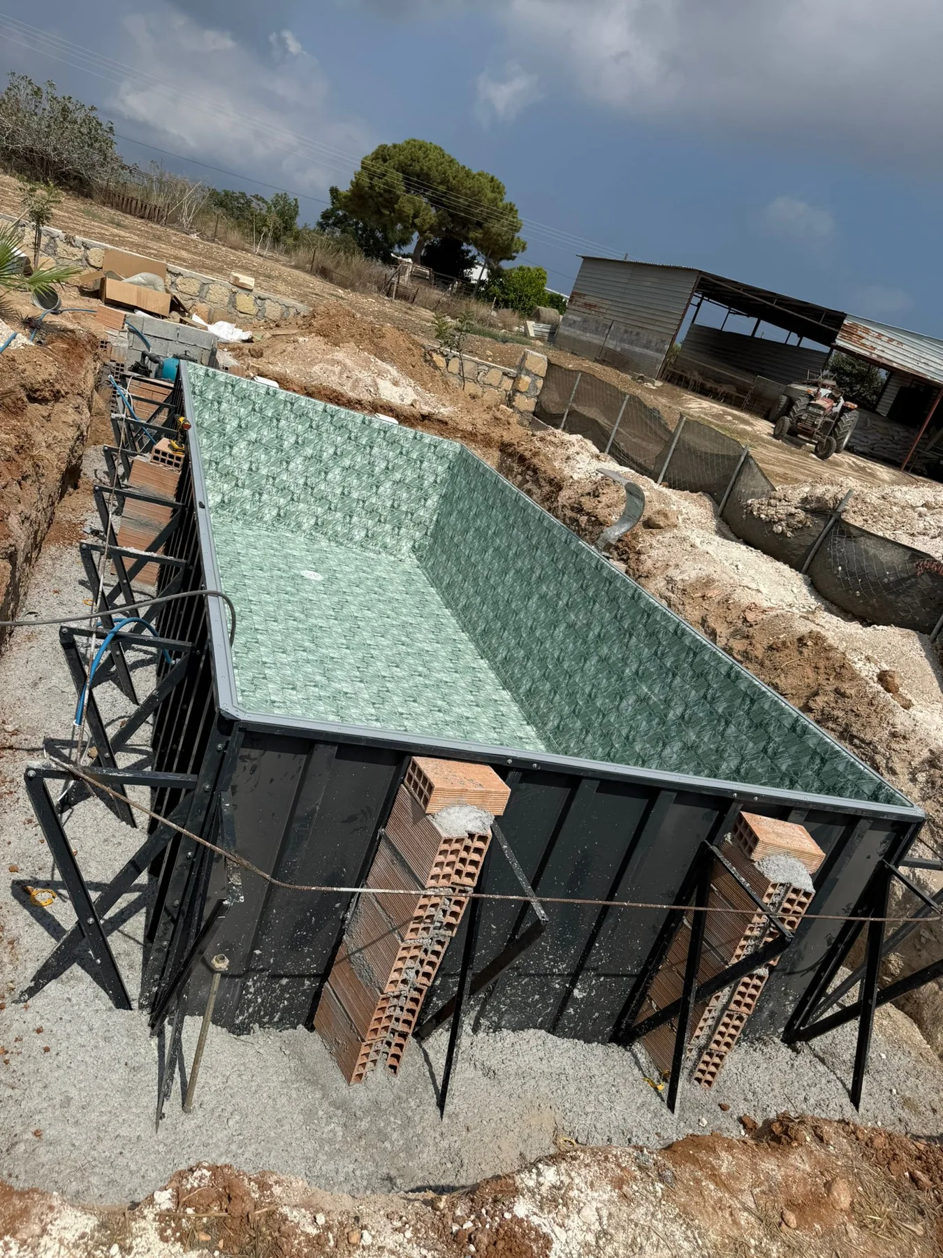 Dipkarpaz panel liner havuzunun destekleriyle kurulan panel yapısı