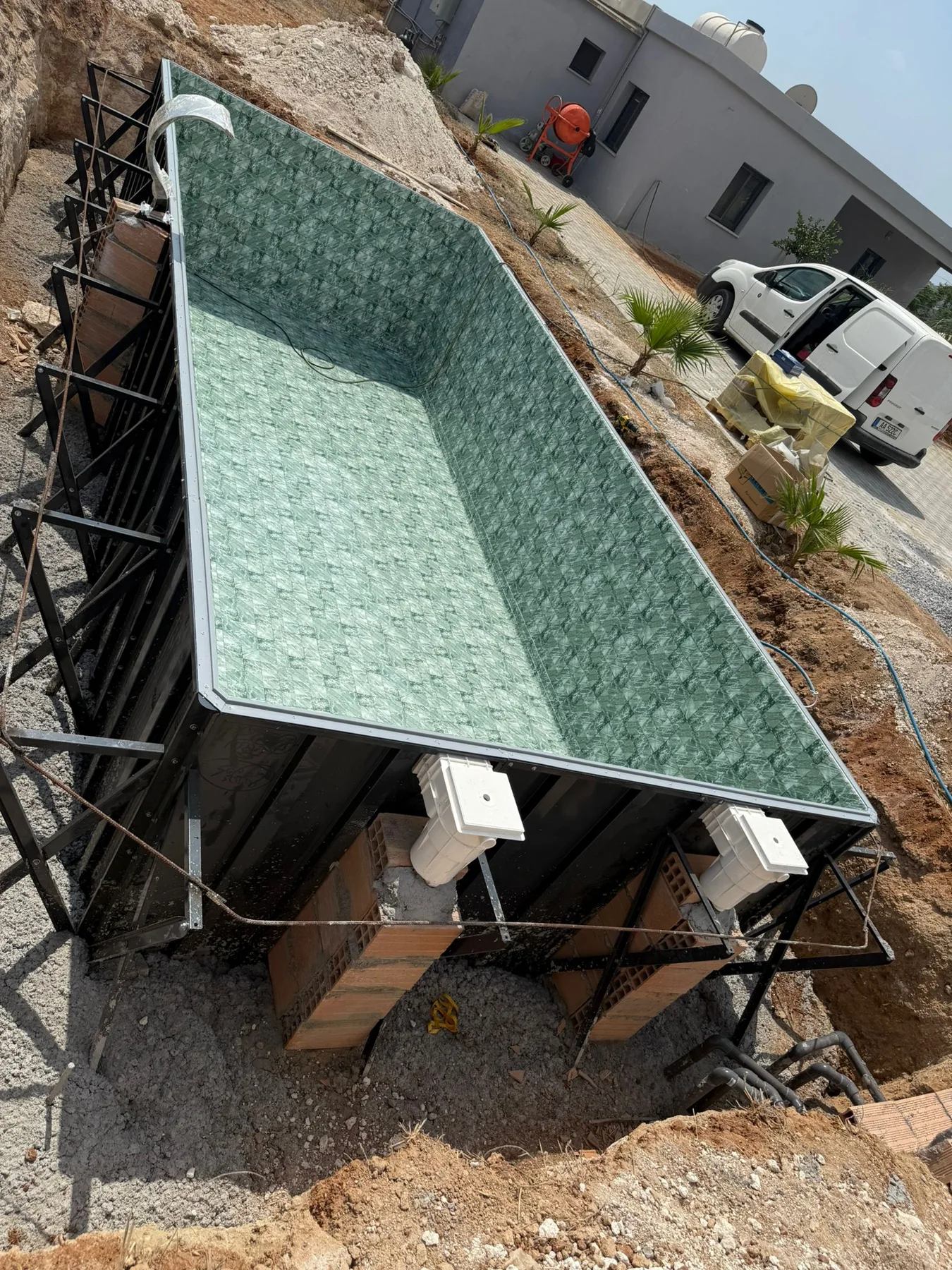 3×7 m havuzun liner uygulanmış iç yüzeyi ve panel gövdesi