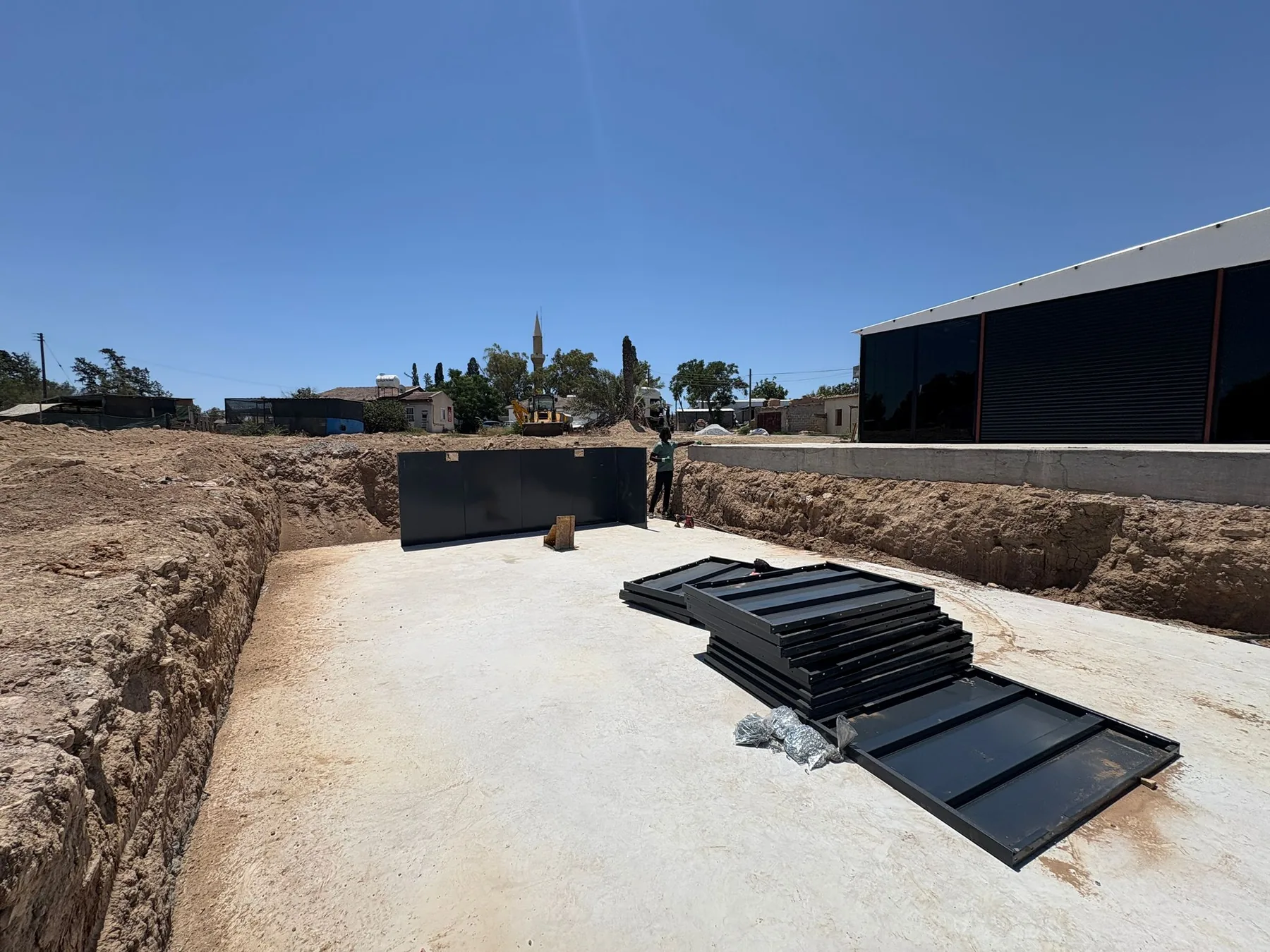 Erdemli’de 4×9 m havuz için hazırlanmış beton taban