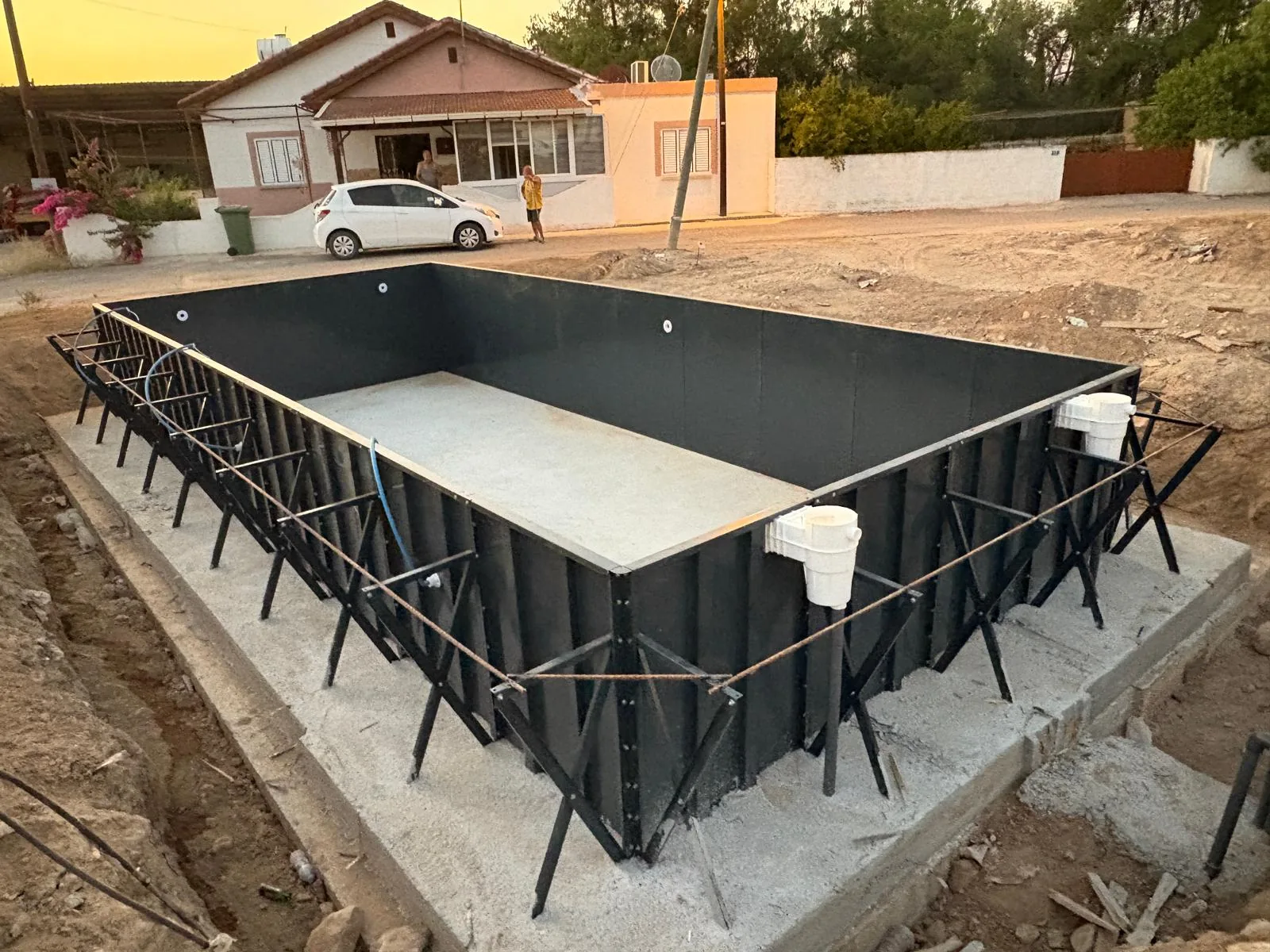 Beton taban üzerinde tamamlanan panel havuz gövdesinin geniş görünümü