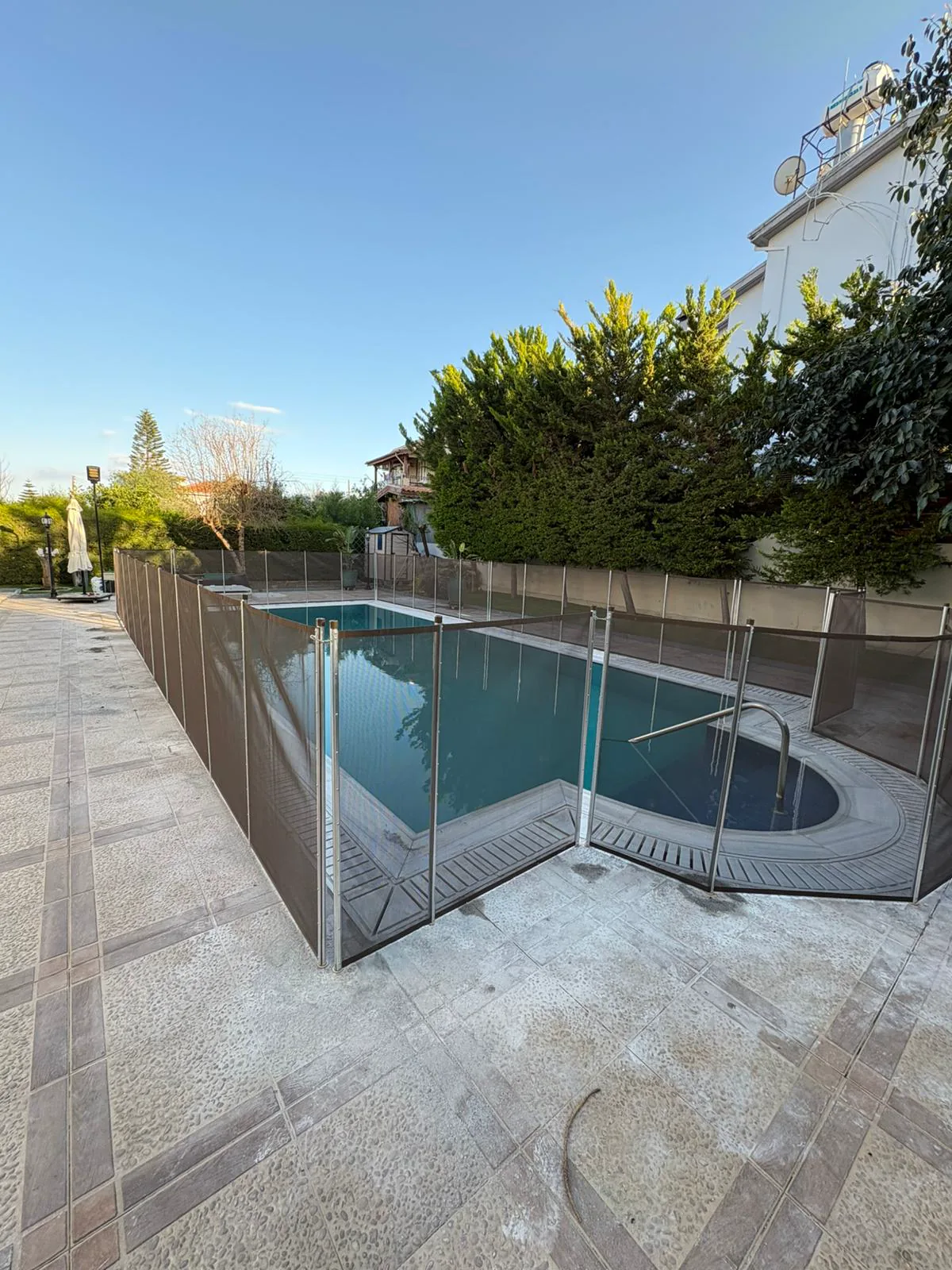 Havuz ve bariyerin karşı uçtan görünümü