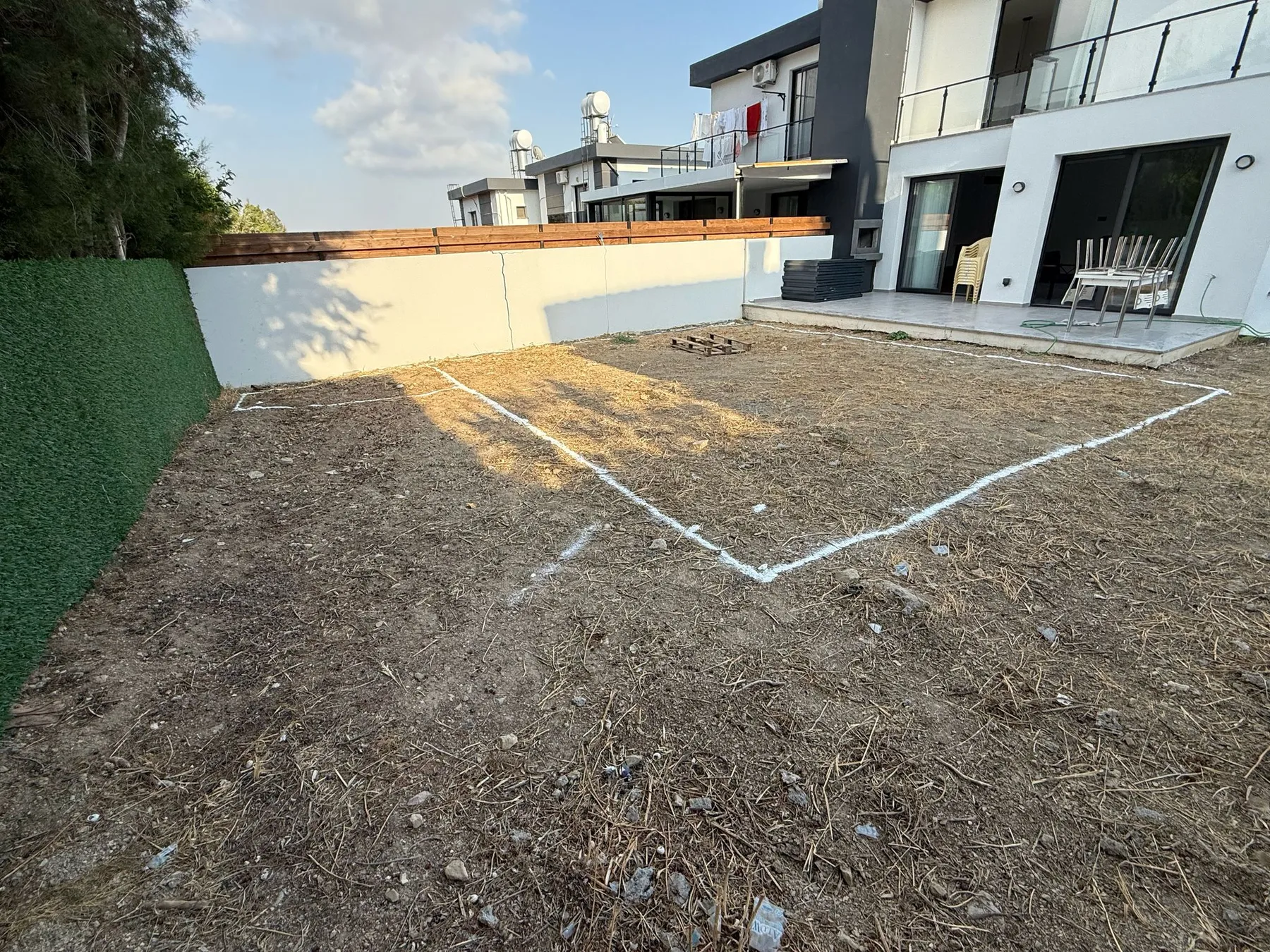 Girne Boğaz 3×6 m havuz alanının bahçede işaretlenmesi