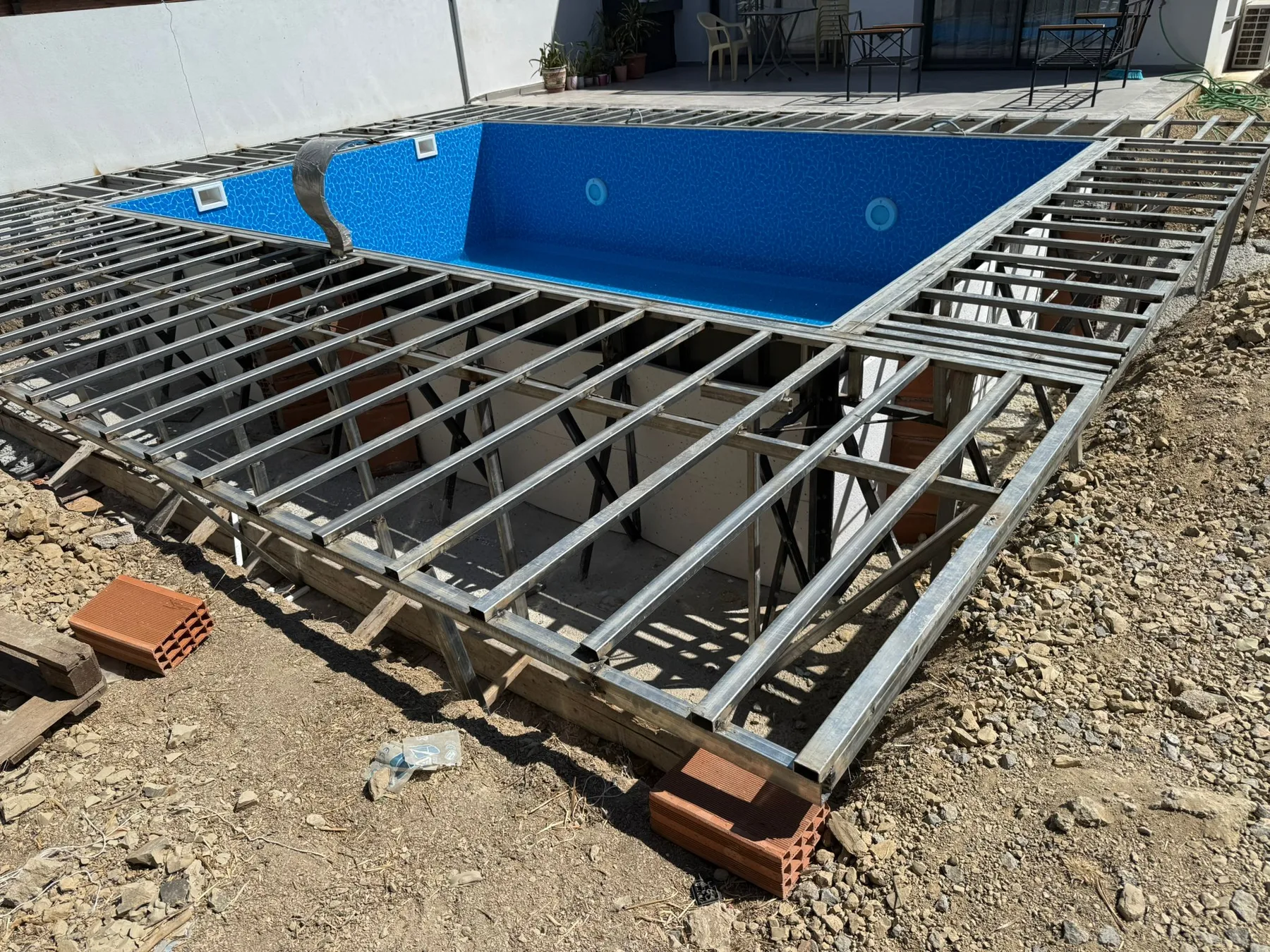 Liner uygulaması ve çevrede süren havuz çalışmaları