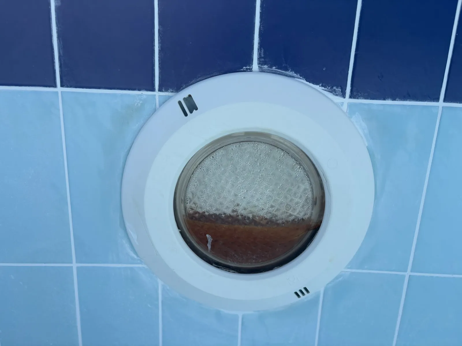 Havuz duvarına takılmış dairesel havuz lambası