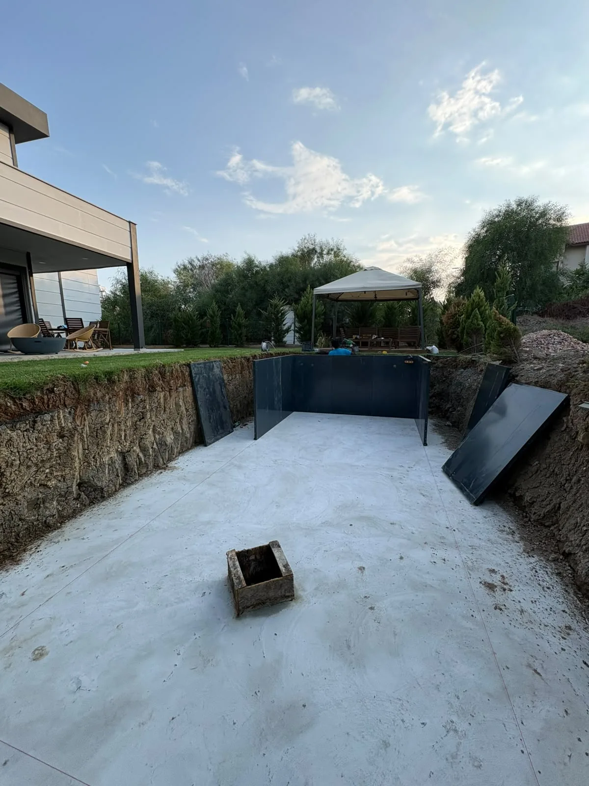 3×7 m havuzun panel gövdesinin kurulum aşaması