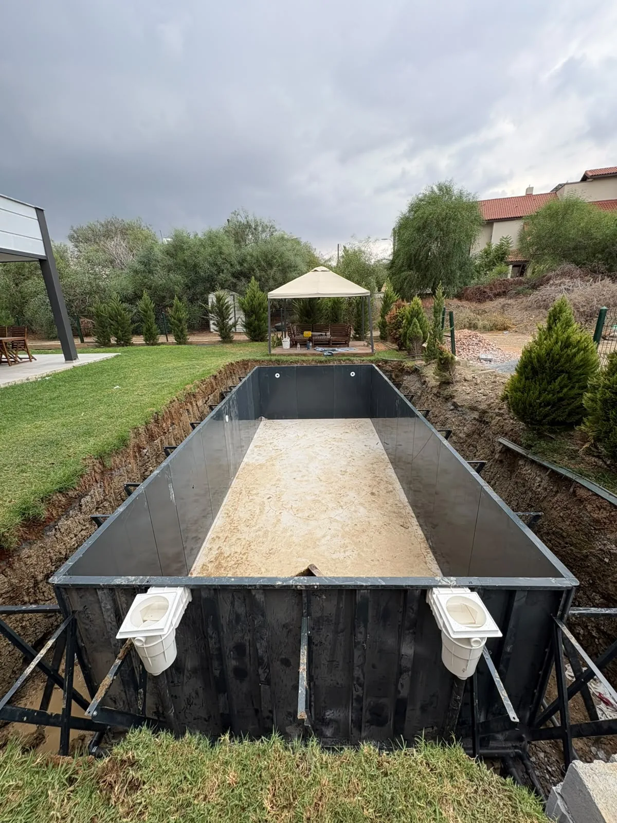 Pools Plus ekibiyle panel liner havuzun kurulum çalışması