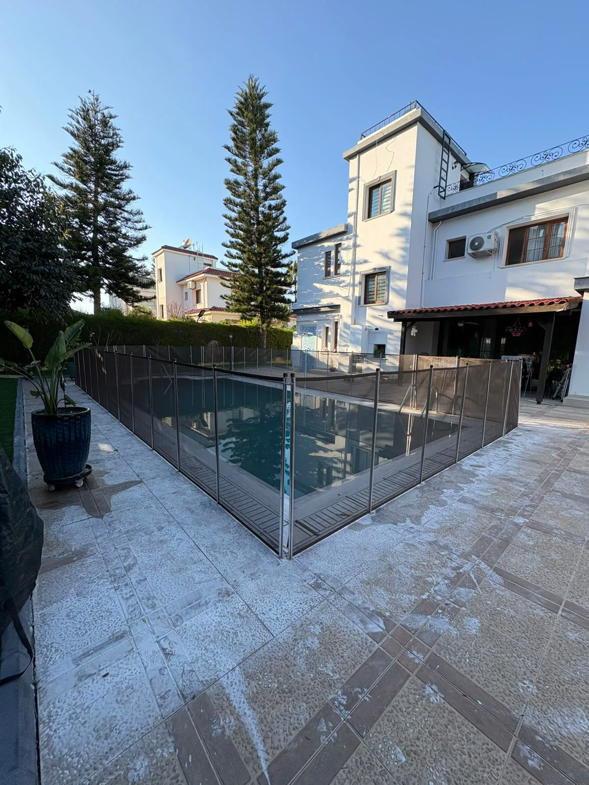 Fertige Netzbarriere am Pool von Herrn Murat in Karaoğlanoğlu