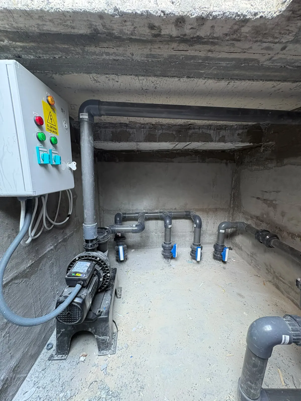 Makine dairesindeki pompa, vana bağlantıları ve elektrik kontrol panosu