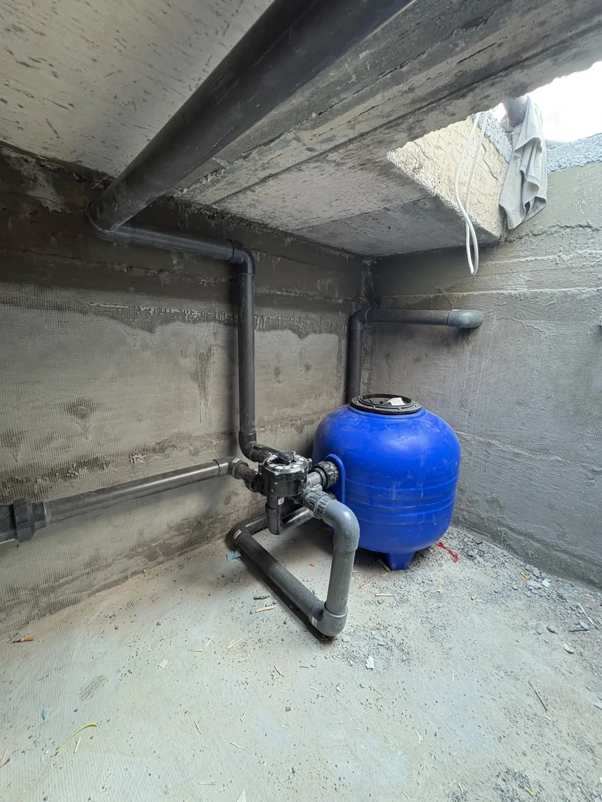 Kayalar havuzunun makine dairesindeki filtre tankı ve boru bağlantıları