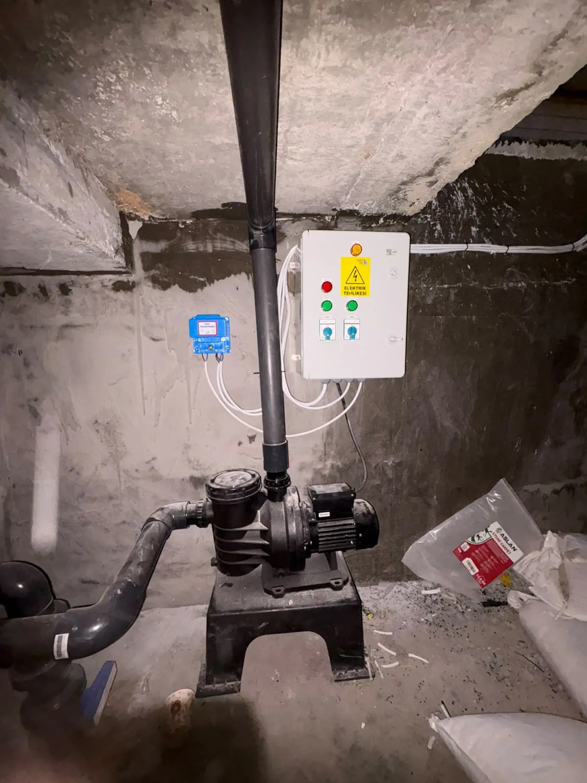 Havuz pompası ve kontrol ekipmanının makine dairesindeki görünümü