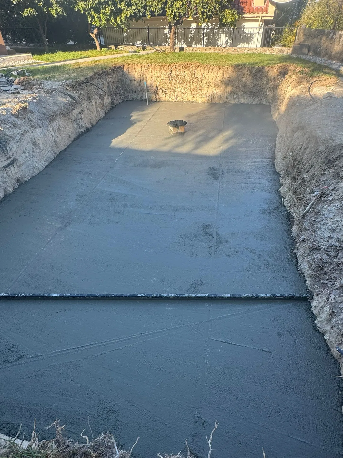 Lapta’daki panel liner havuz için hazırlanan beton taban