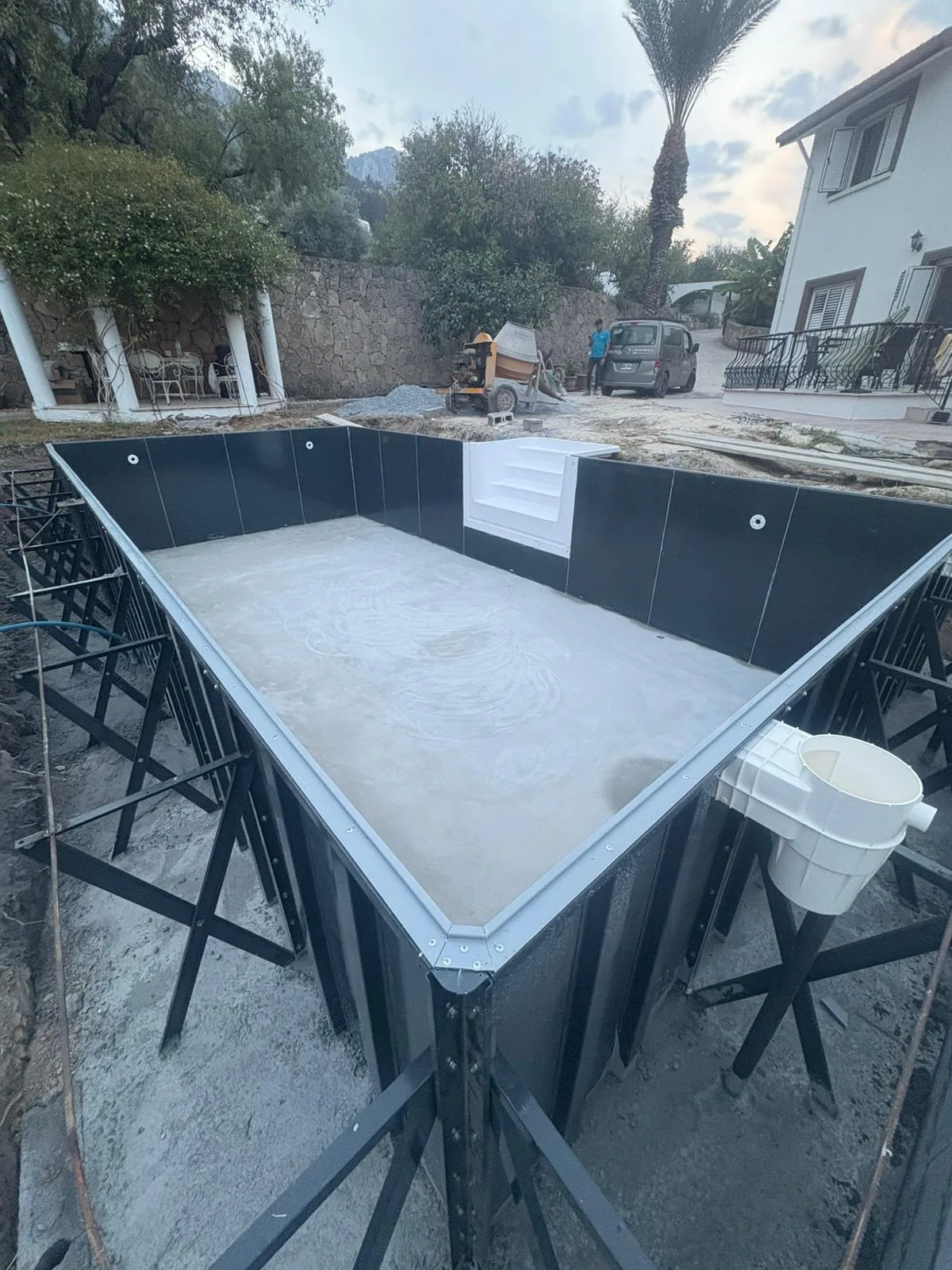 Lapta havuzunun çelik panel gövdesi ve fiberglas merdiveni