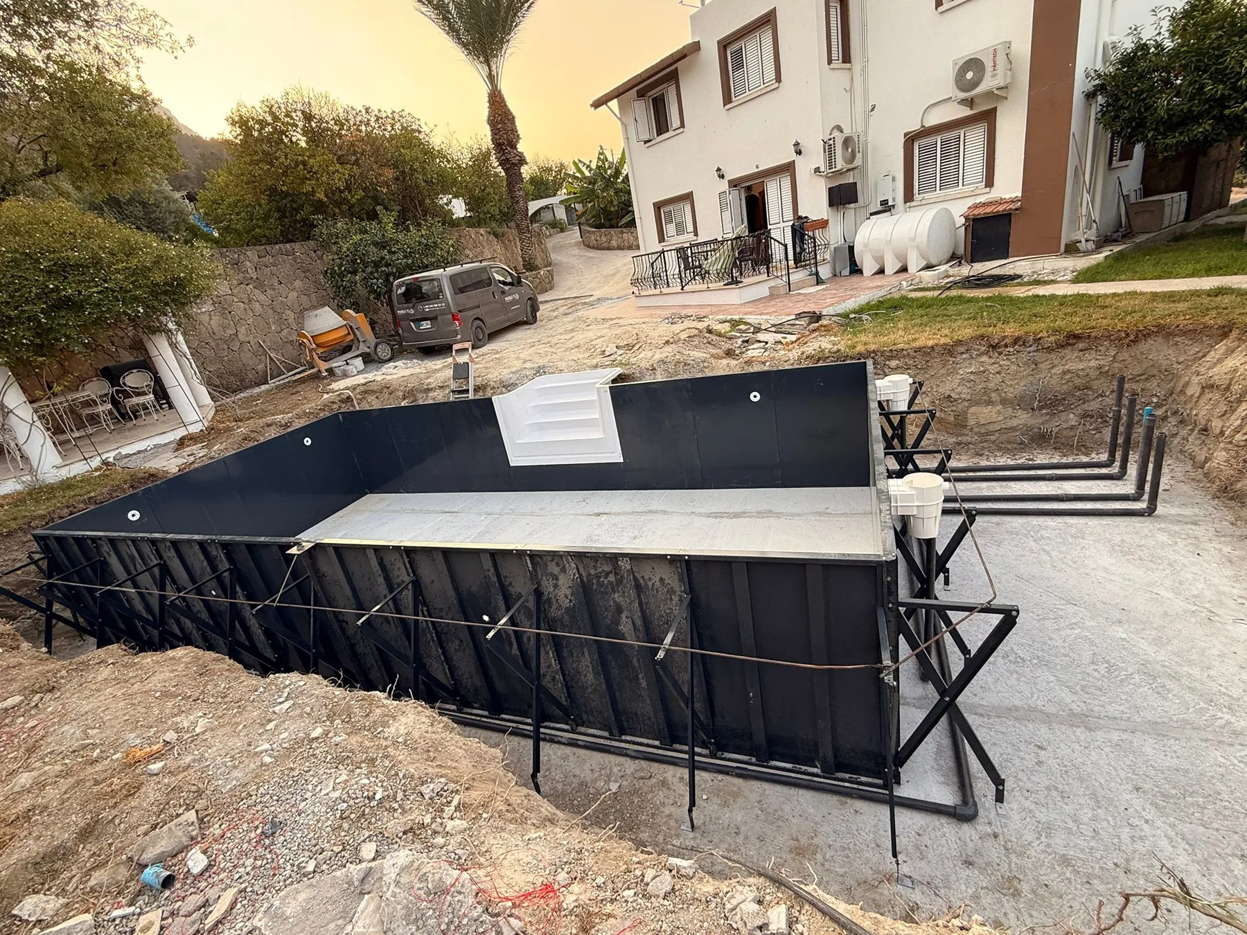 Panel liner havuzdaki fiberglas merdiven bağlantı detayı