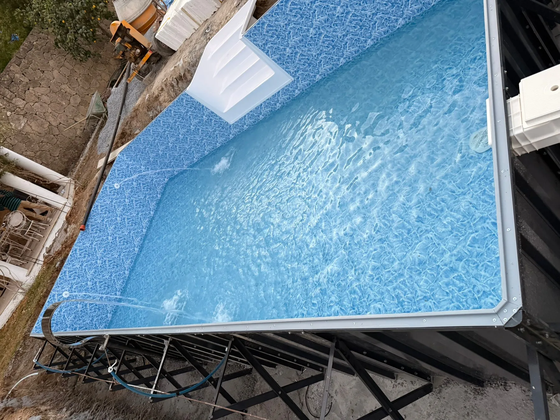 Lapta’daki 4×8 m panel liner havuzun liner ve su dolumu aşaması