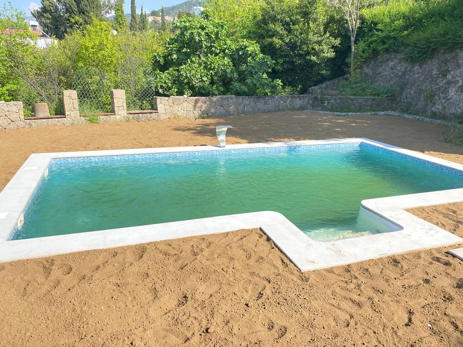 Su dolumu ve çevre düzenlemesi sürecindeki panel liner havuz