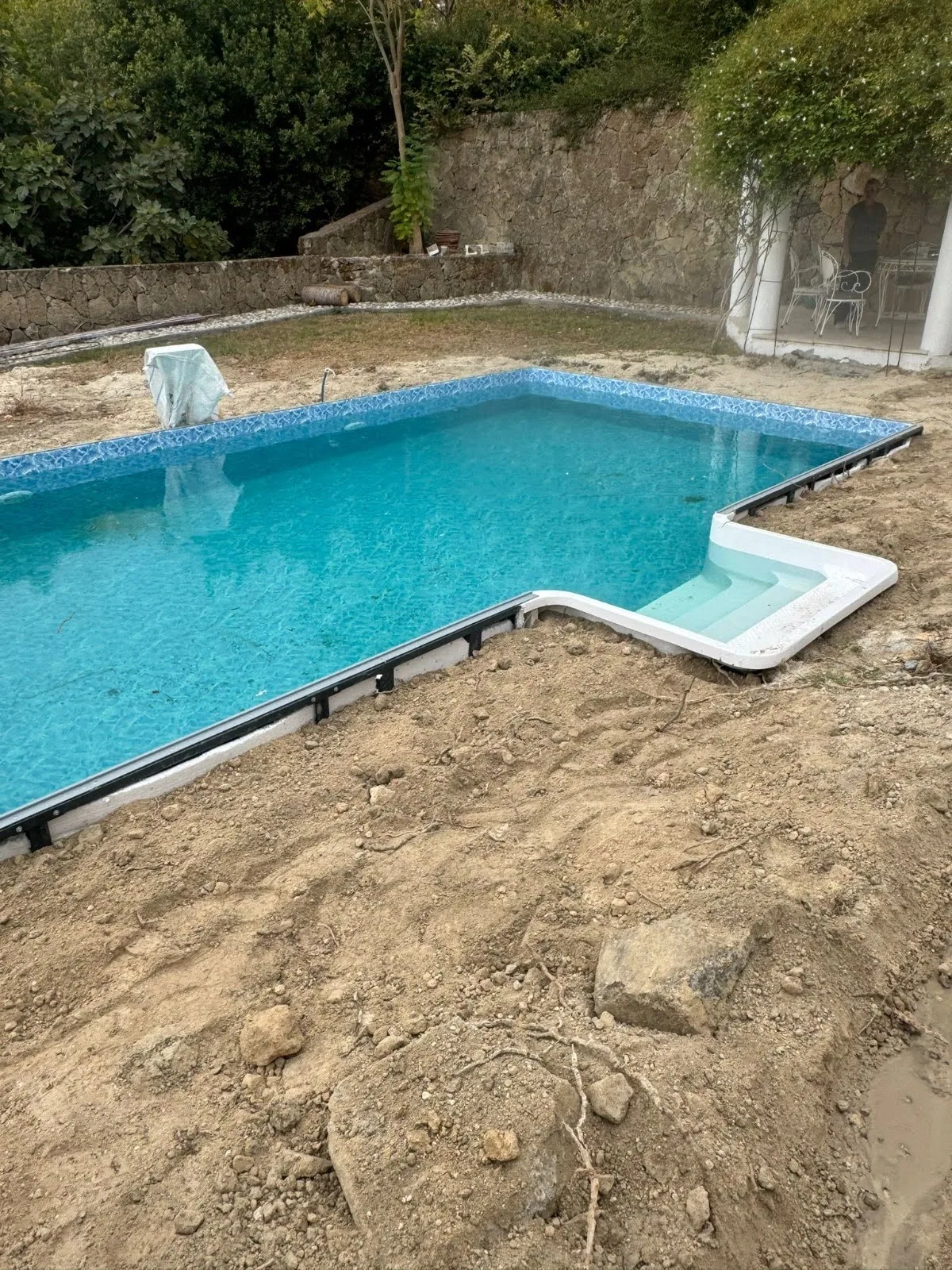 Lapta’da suyla dolmuş 4×8 m panel liner havuz