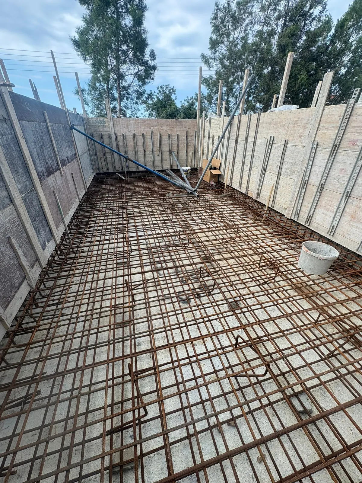 Ozanköy havuzunda beton öncesi taban donatısı ve kalıp hazırlığı
