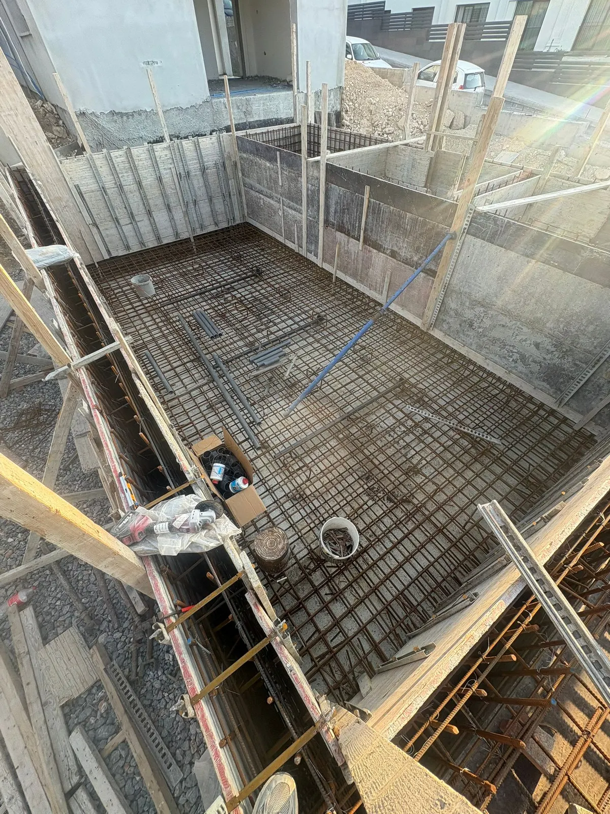 Ozanköy havuz altyapısında donatı ve boru hatlarının genel görünümü