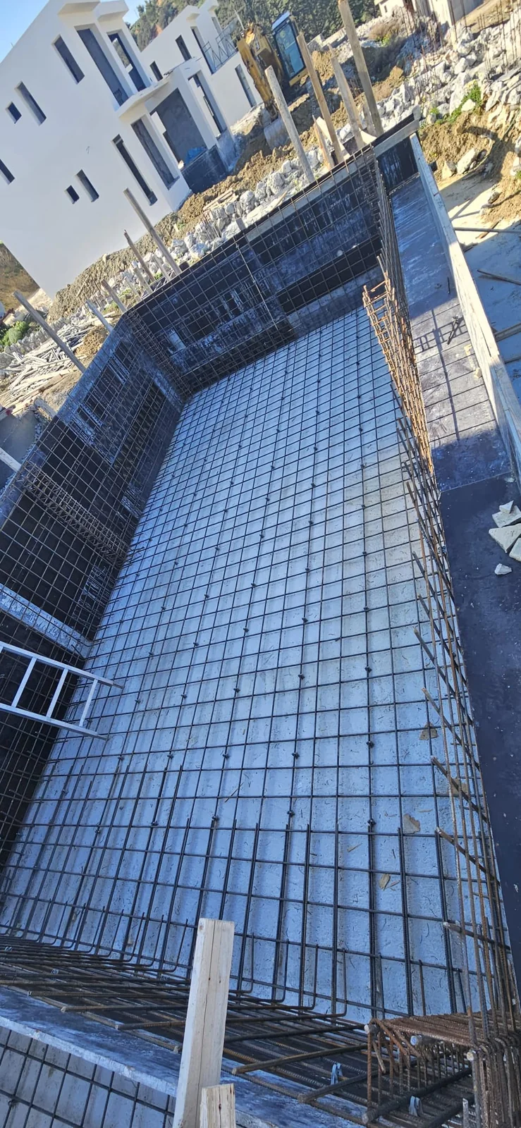 Beton dökümü öncesinde havuz tabanına serilmiş donatı ağı