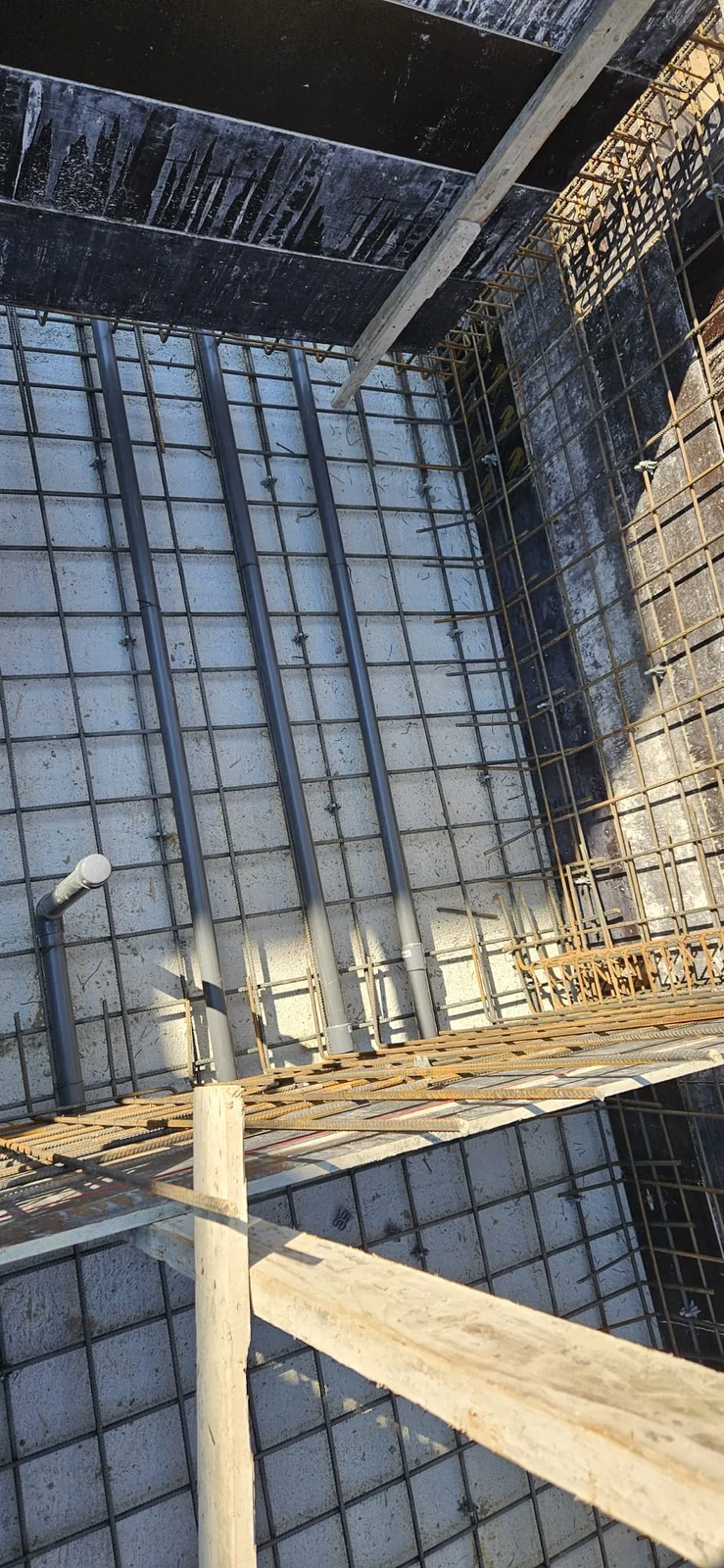 Betonarme havuz tabanı boyunca yerleştirilen boru hatları