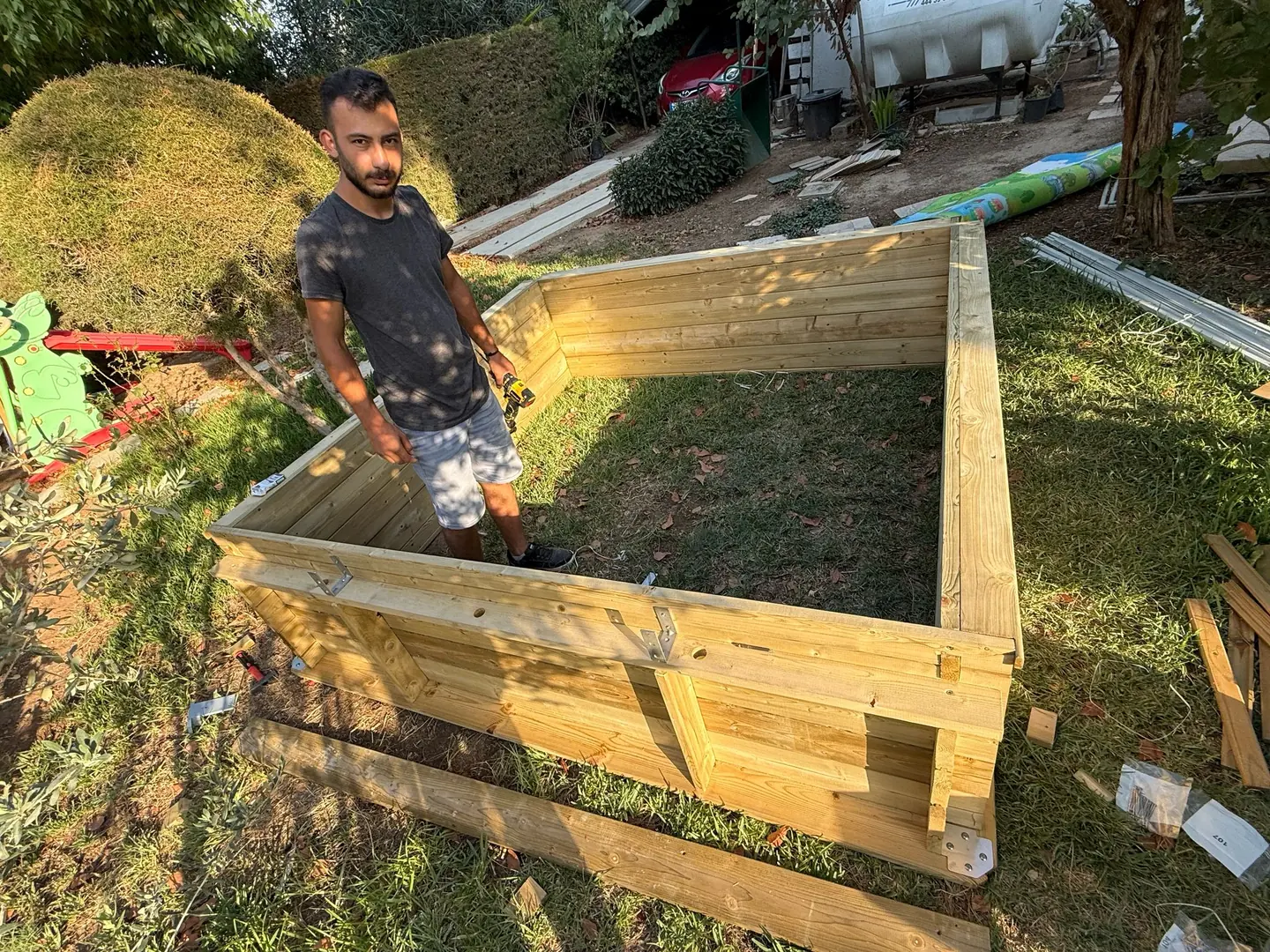 2 × 2 m havuzun ahşap duvar panellerinin birleştirilmesi