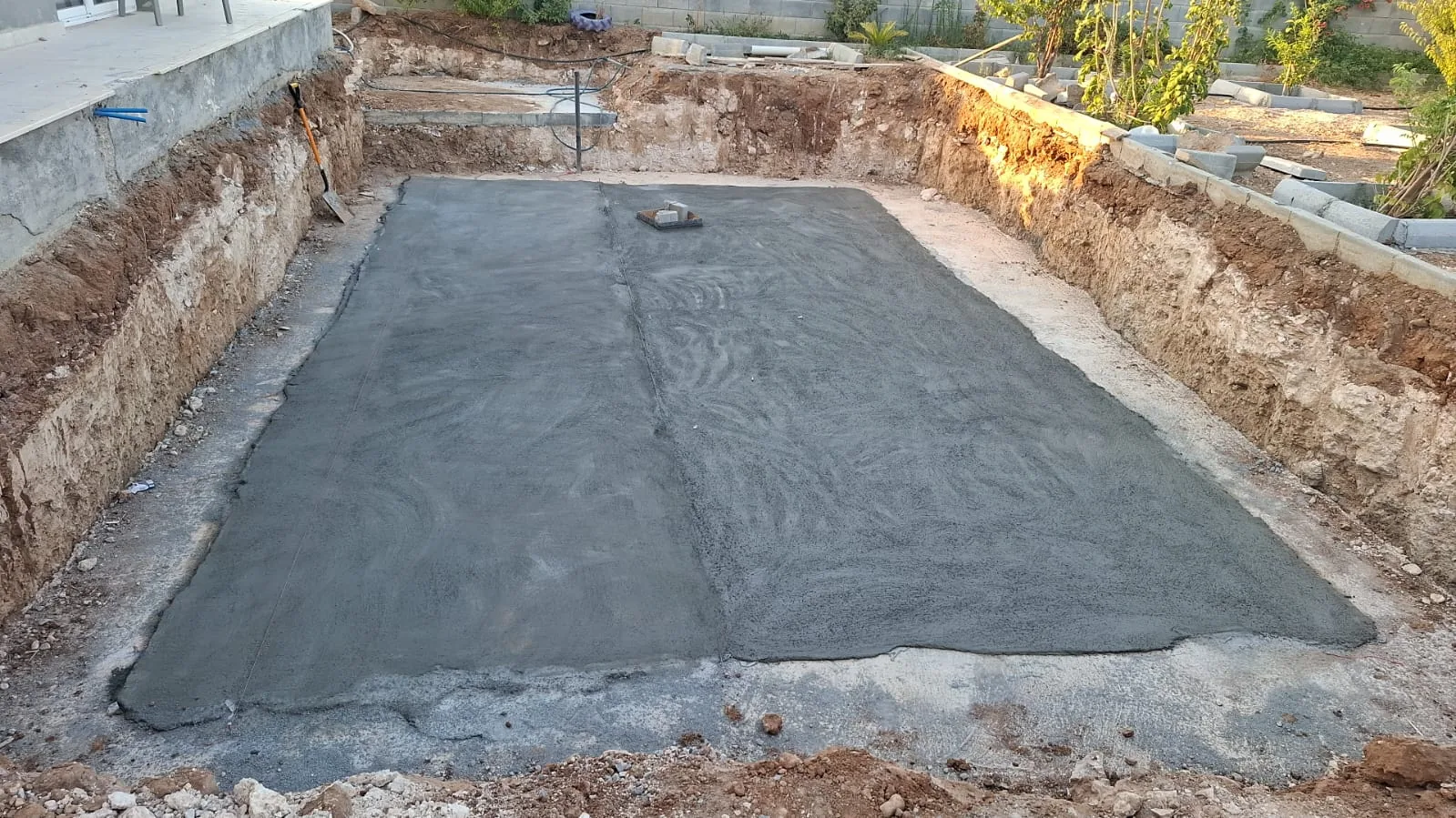 Vadili’deki panel liner havuzun beton tabanı