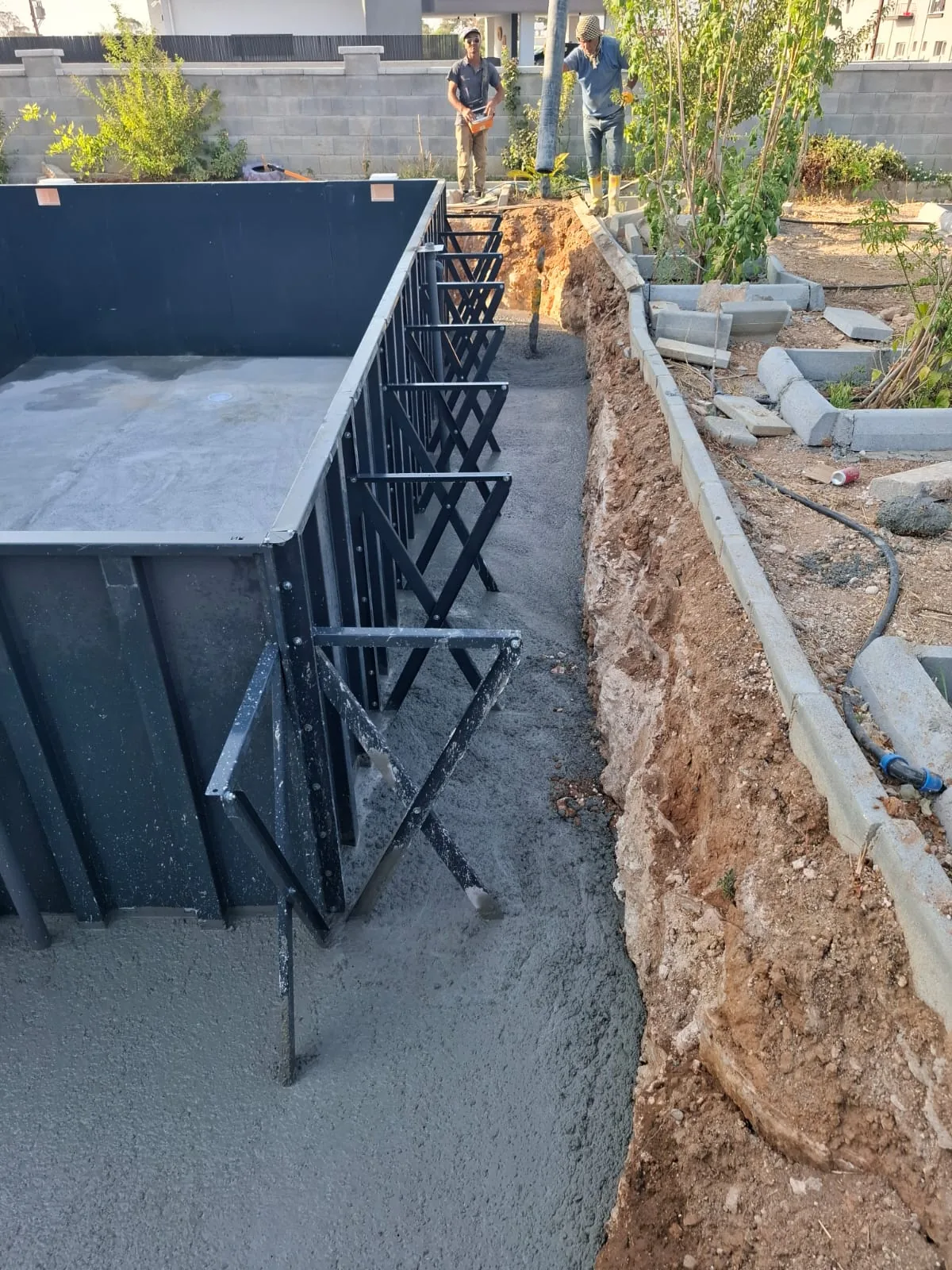 3×7 m havuzun panel gövdesinin kurulum aşaması