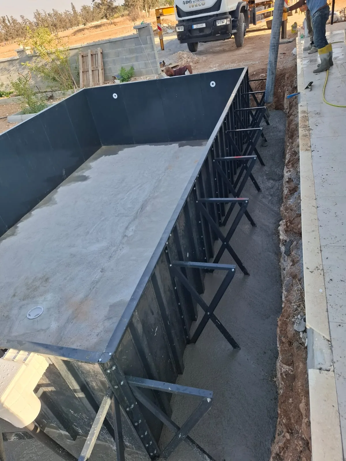 Panel gövde dışındaki destekler ve beton çalışması