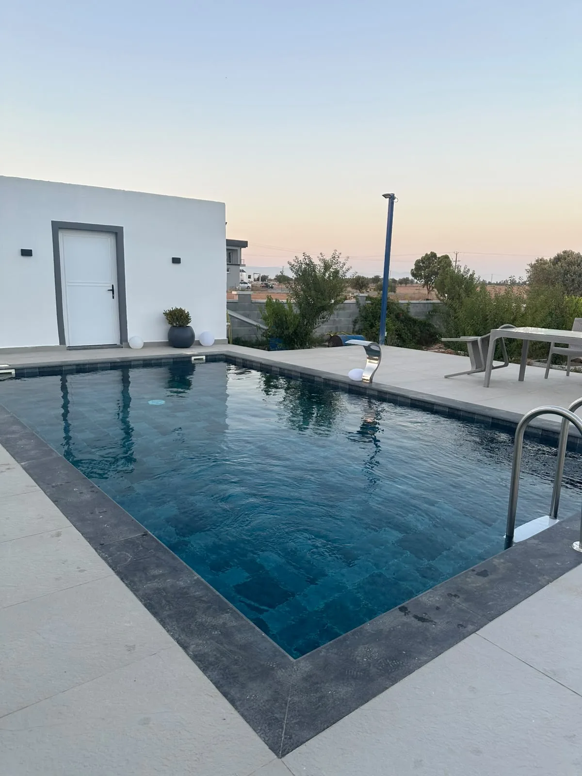 Vadili’de suyla dolu tamamlanmış 3×7 m panel liner havuz