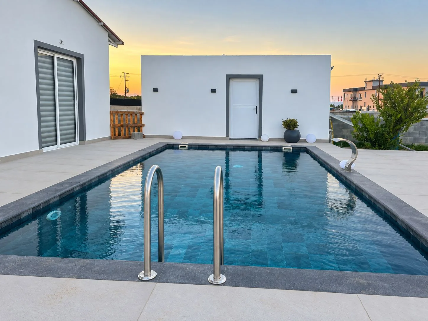 Fertiggestellter 3 × 7 m Panel-Liner-Pool in Vadili