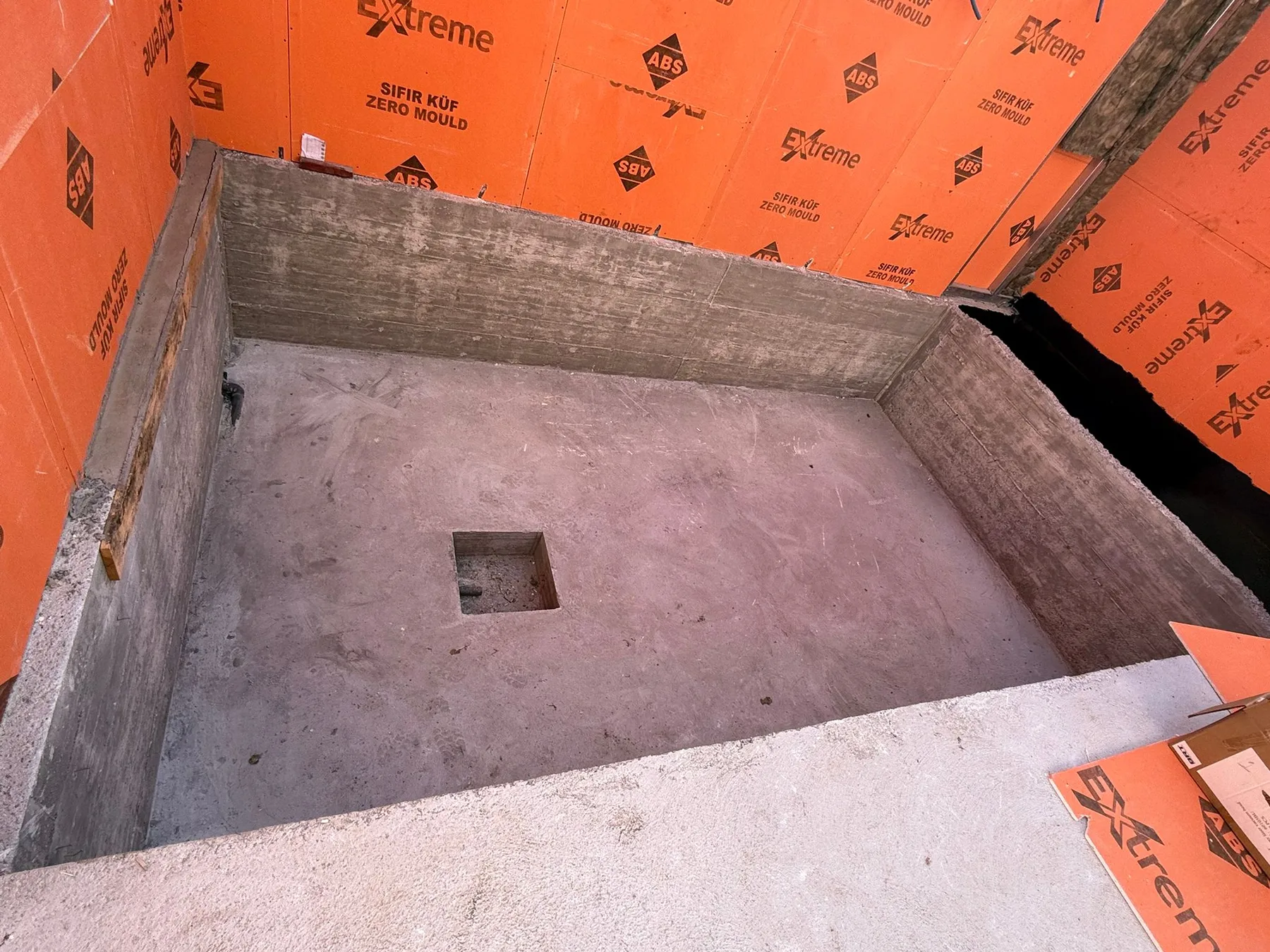 Kapalı havuzun beton taban ve iç yüzey hazırlığı