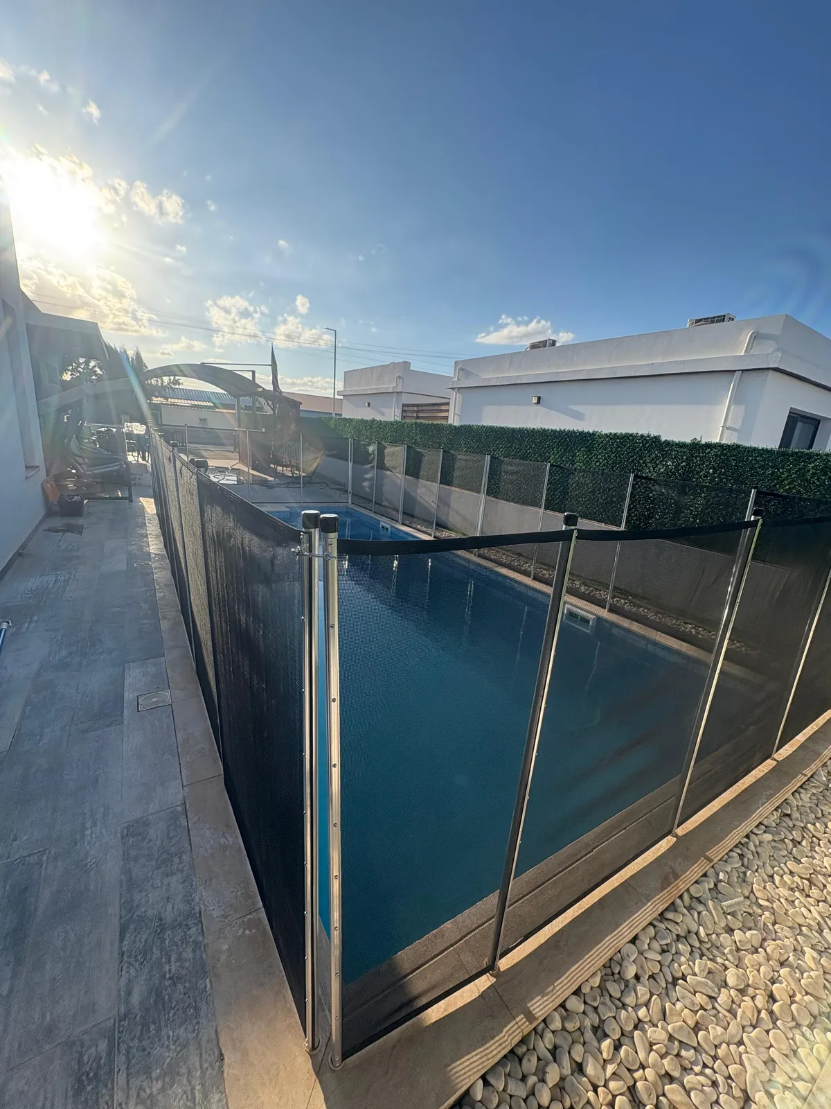 Havuz terası ve güvenlik bariyerinin yan görünümü